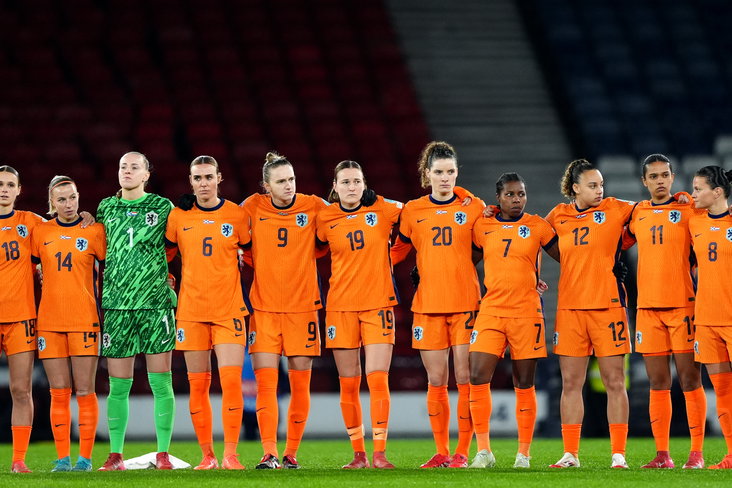 De speelsters van de OranjeLeeuwinnen tijdens een minuut stilte