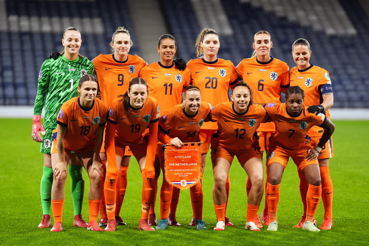 De OranjeLeeuwinnen voorafgaand aan het duel met Schotland