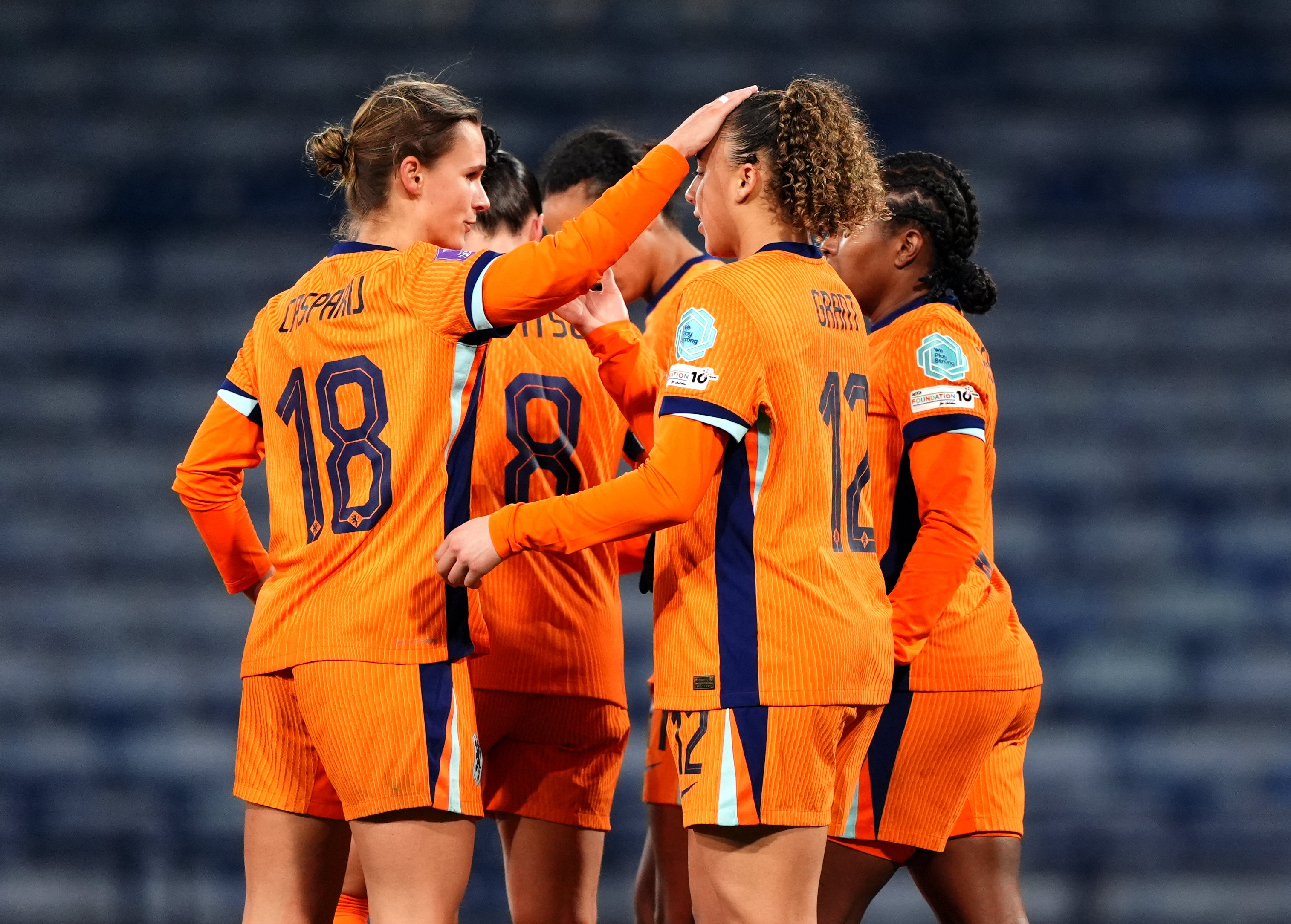 Kerstin Casparij feliciteert Chasity Grant met haar goal voor Oranje