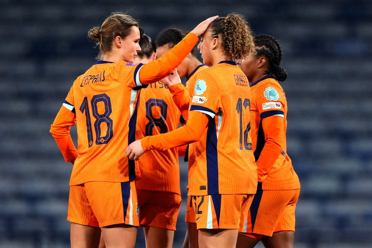 Kerstin Casparij feliciteert Chasity Grant met haar goal voor Oranje