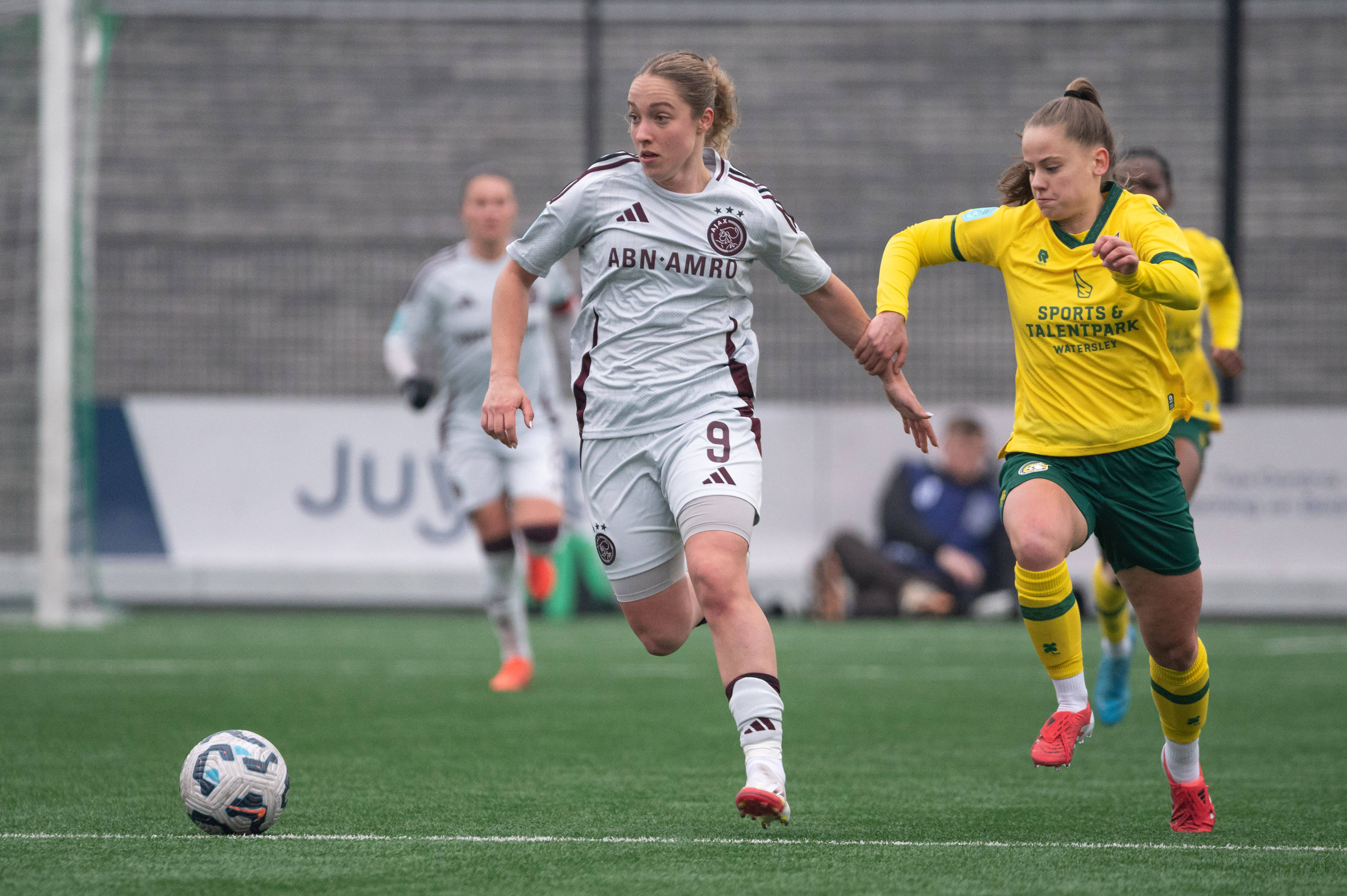 Danique Tolhoek (Ajax) en Nienke Mulder (Fortuna Sittard)