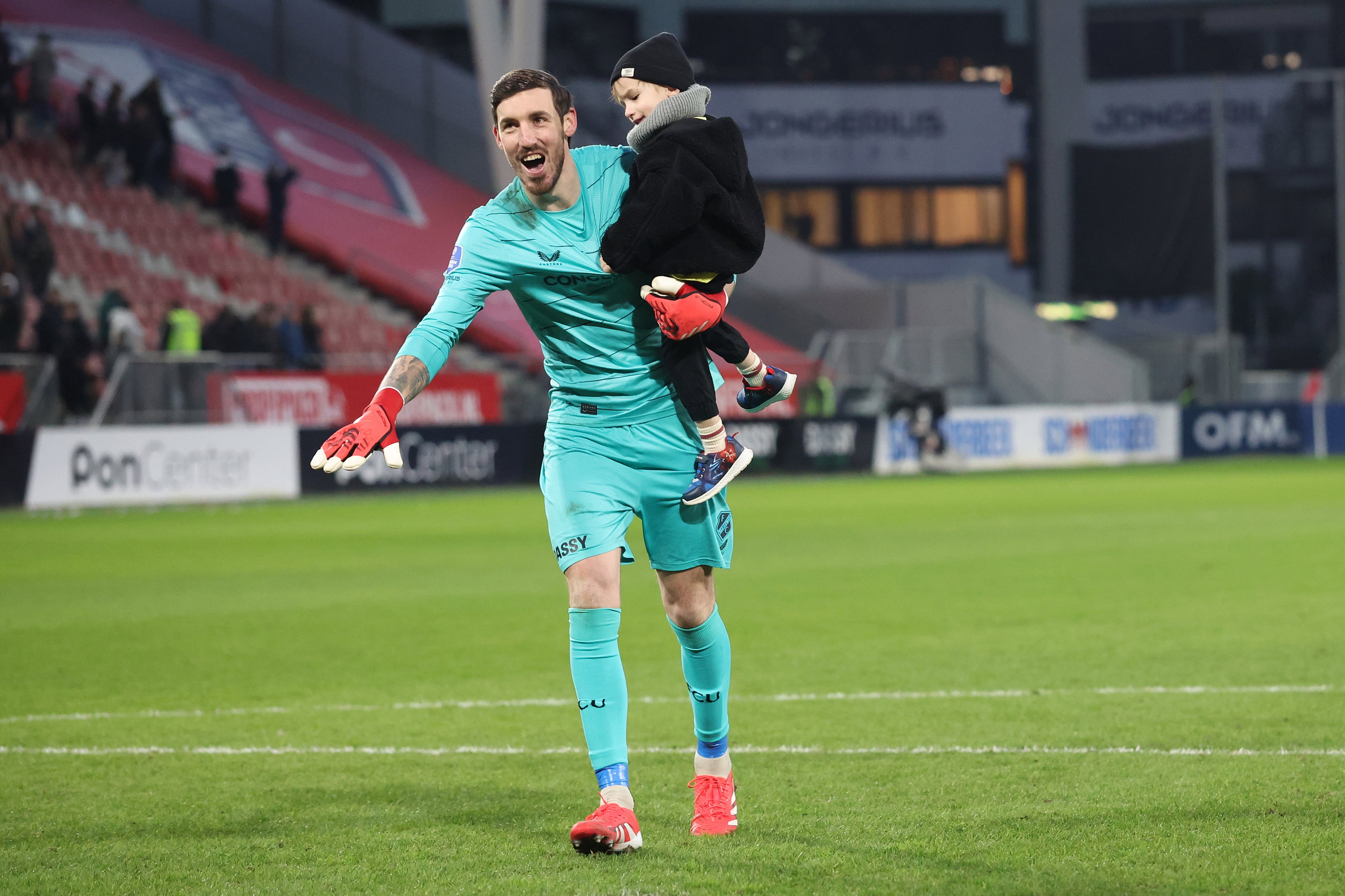 Vasilis Barkas viert de zege van FC Utrecht