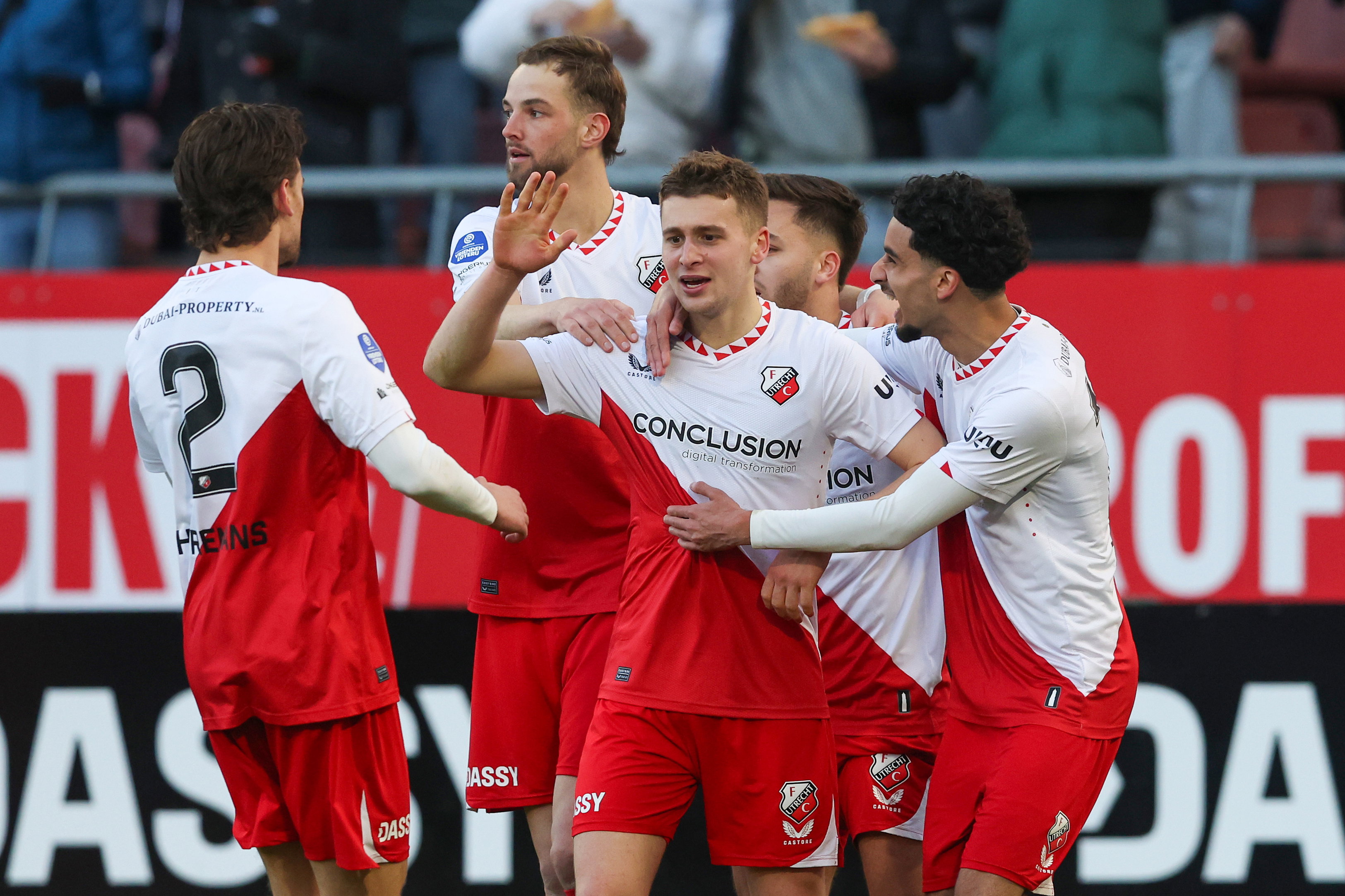 Oscar Fraulo wordt gefeliciteerd met zijn doelpunt