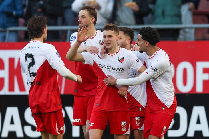 Oscar Fraulo wordt gefeliciteerd met zijn doelpunt