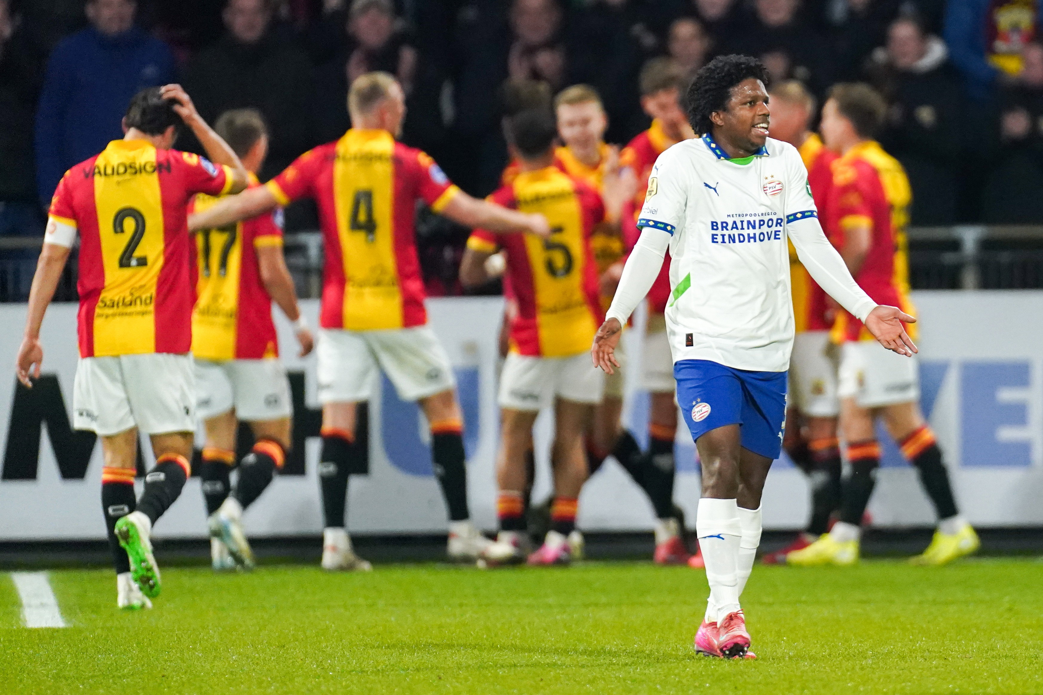 Onbegrip Tyrell Malacia bij een goal van Go Ahead Eagles