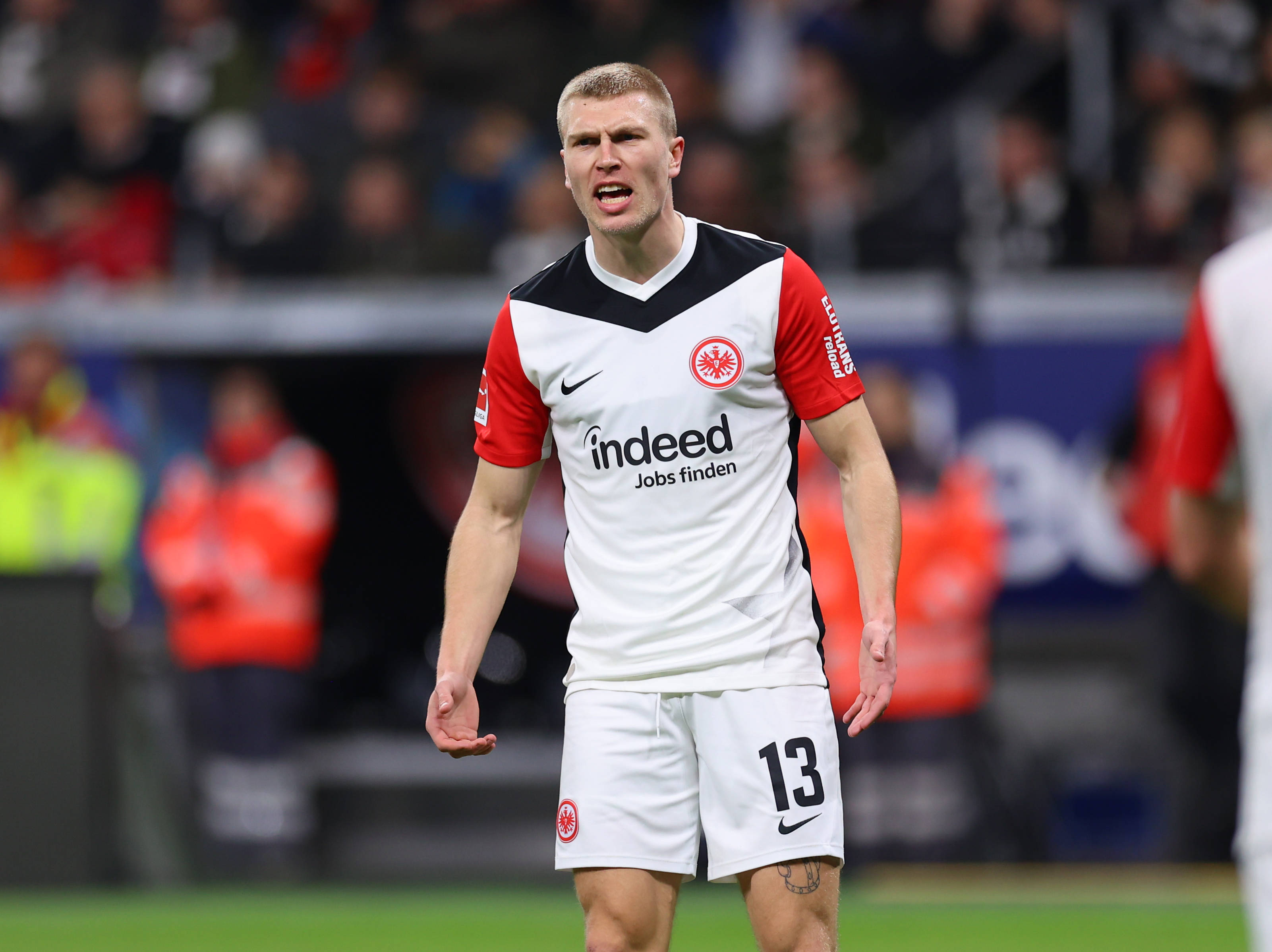 Rasmus Kristensen in het shirt van Eintracht Frankfurt