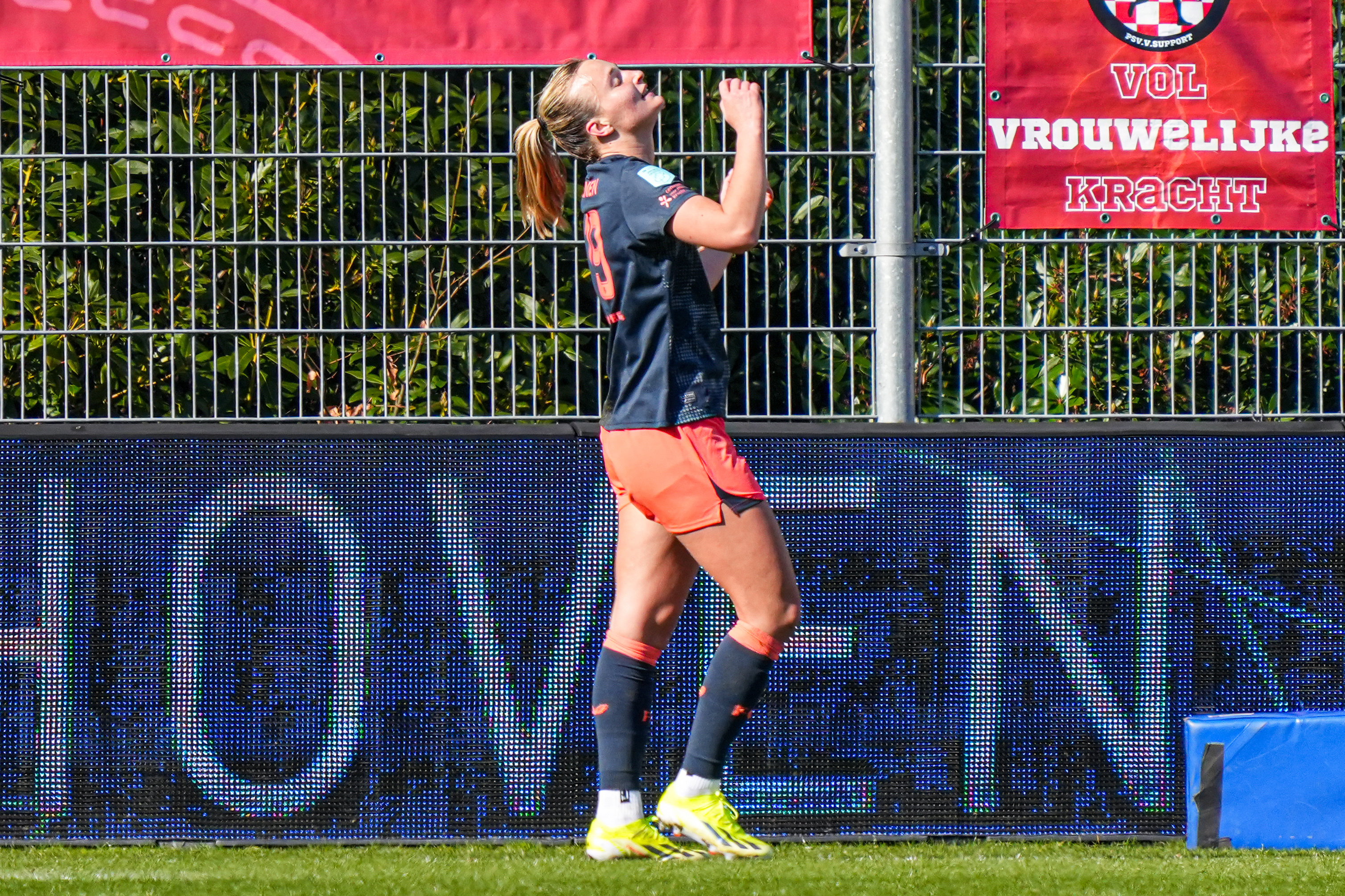 Lobke Loonen (FC Utrecht) baalt nadat haar goal tegen PSV wordt afgekeurd