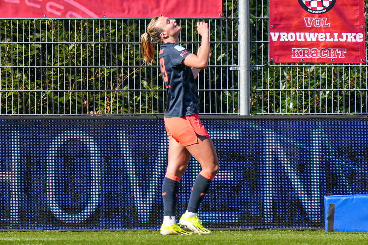 Lobke Loonen (FC Utrecht) baalt nadat haar goal tegen PSV wordt afgekeurd