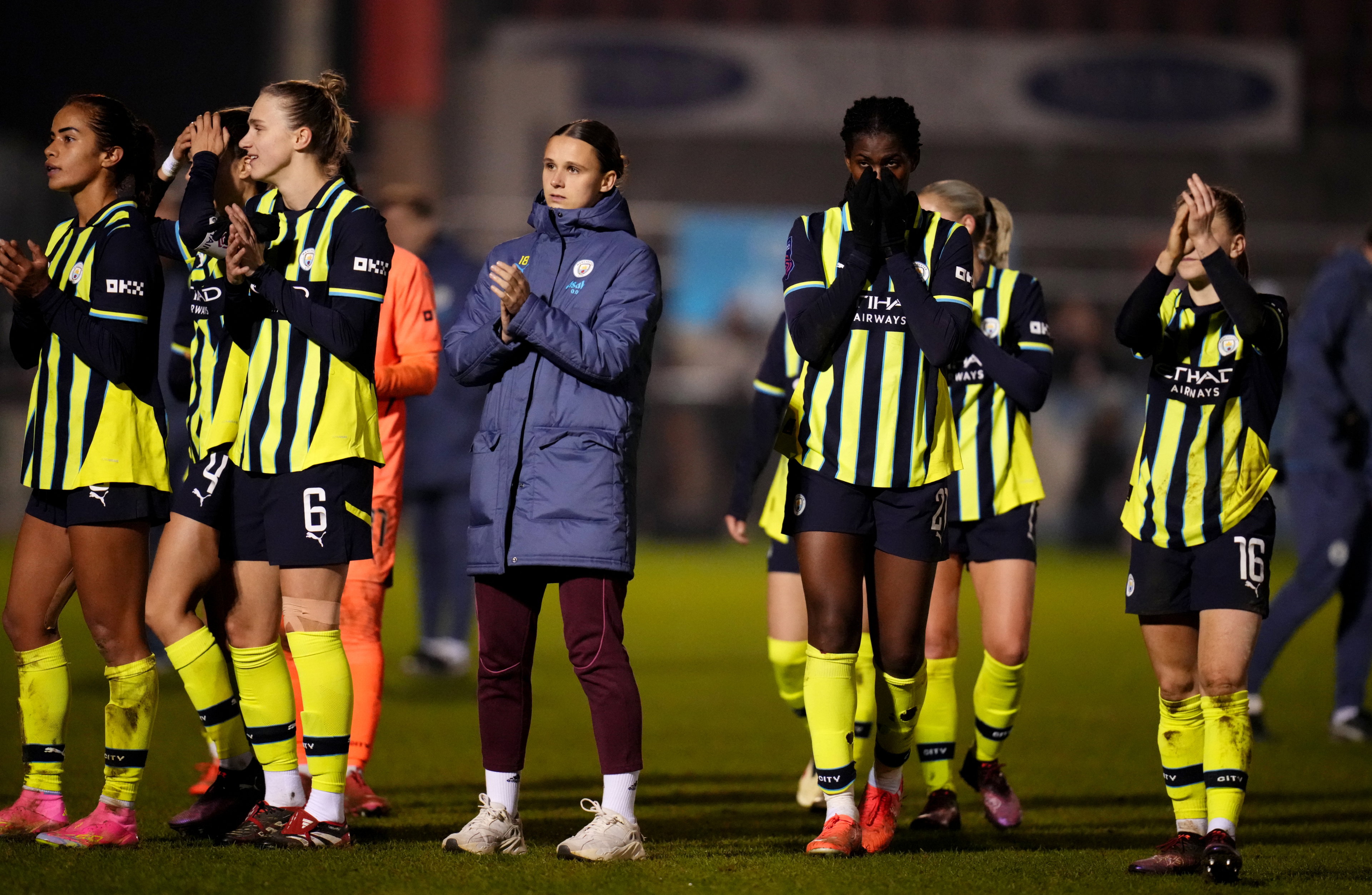 Vivianne Miedema, Kerstin Casparij en andere Manchester-City speelsters bedanken de fans