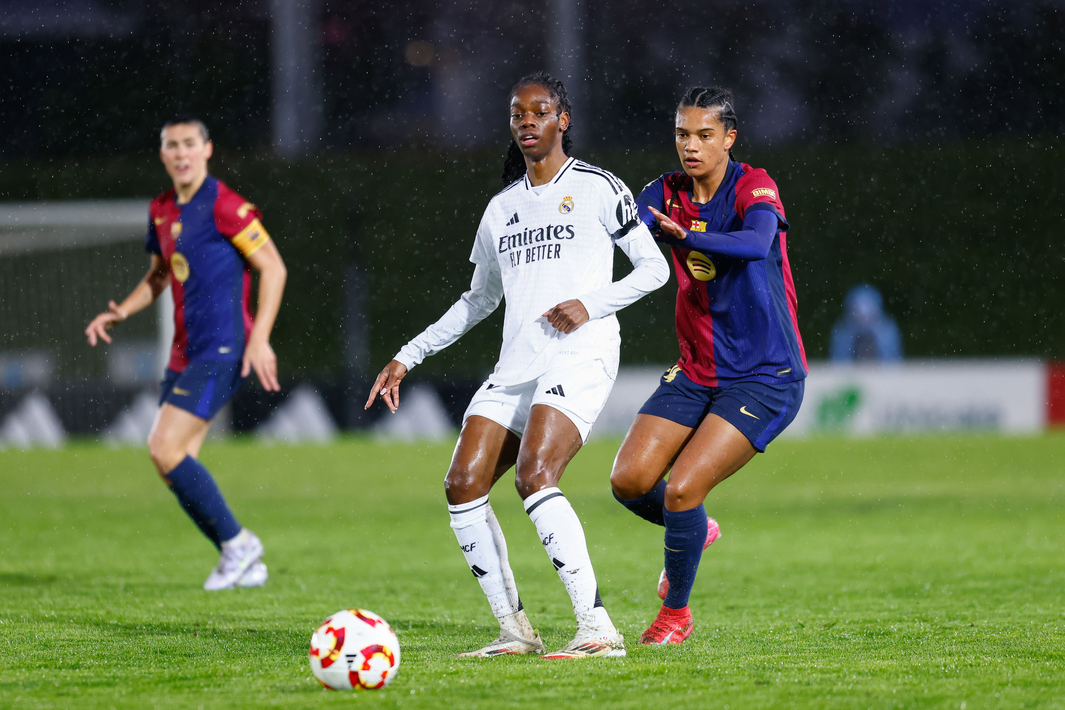 Esmee Brugts (FC Barcelona) in het duel met Real Madrid