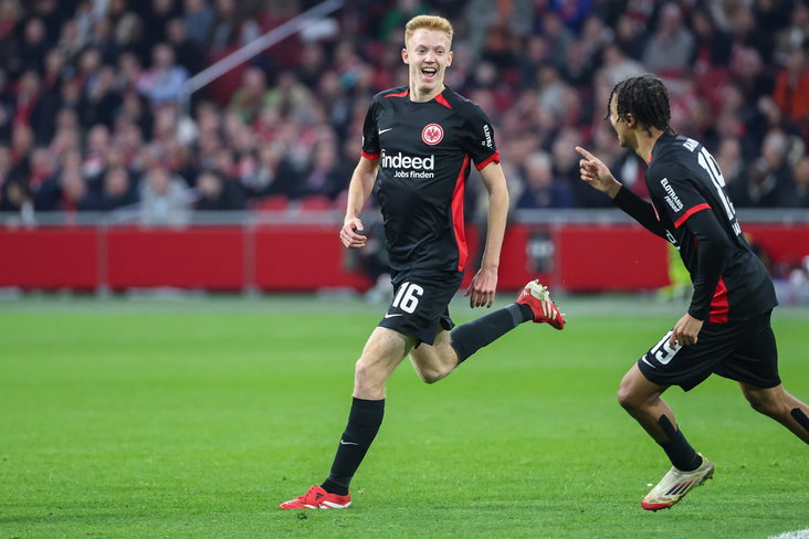Hugo Larsson viert zijn doelpunt in Amsterdam