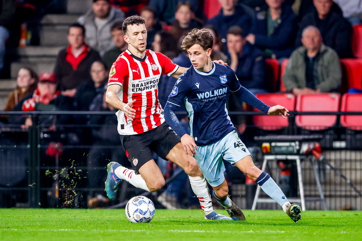 Oliver Braude in duel met Ivan Perisic