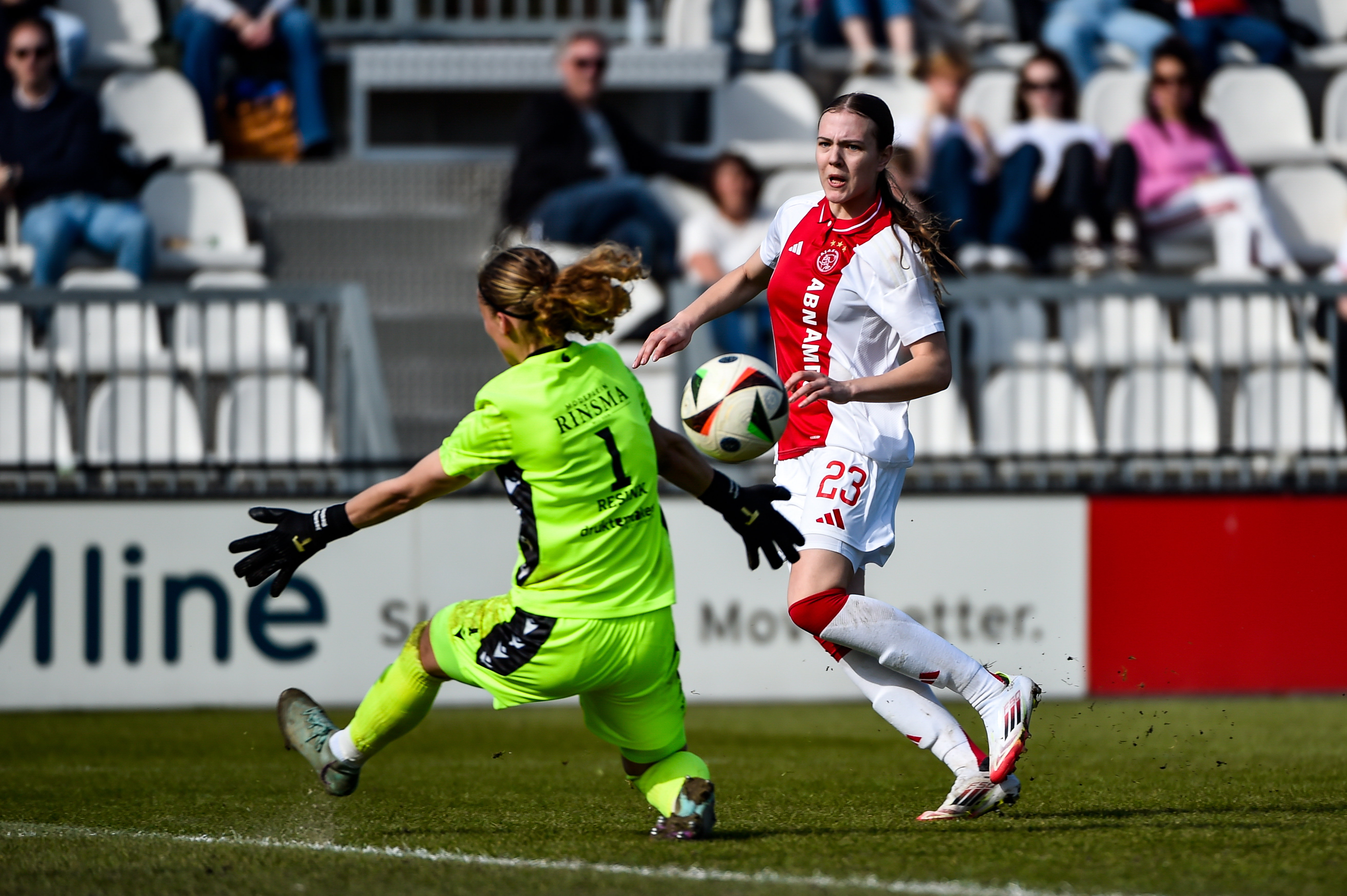 Jasmijn Resink (SC Heerenveen) in actie tegen Ajax