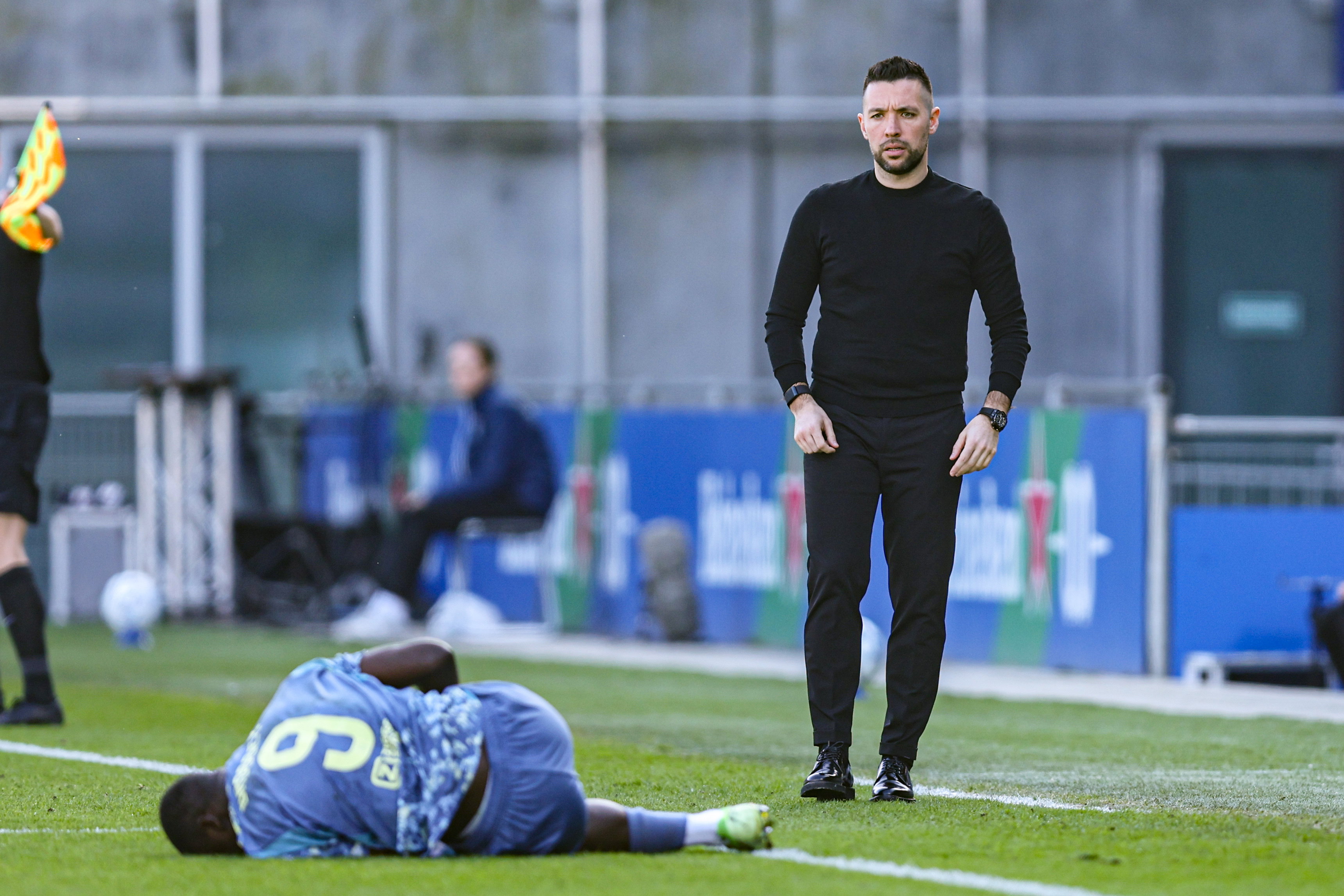 Brian Brobbey geblesseerd op de grond