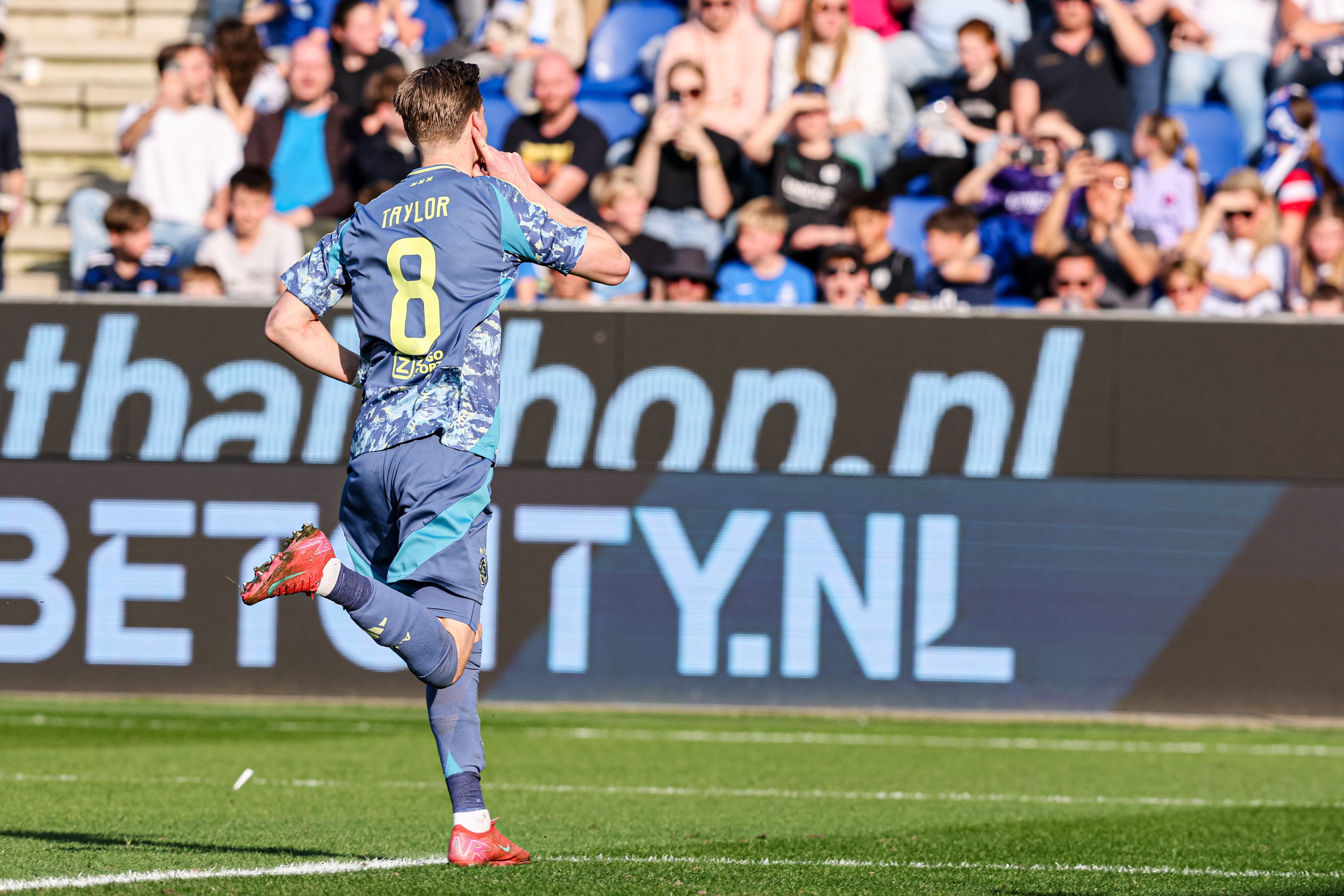 Kenneth Taylor viert doelpunt