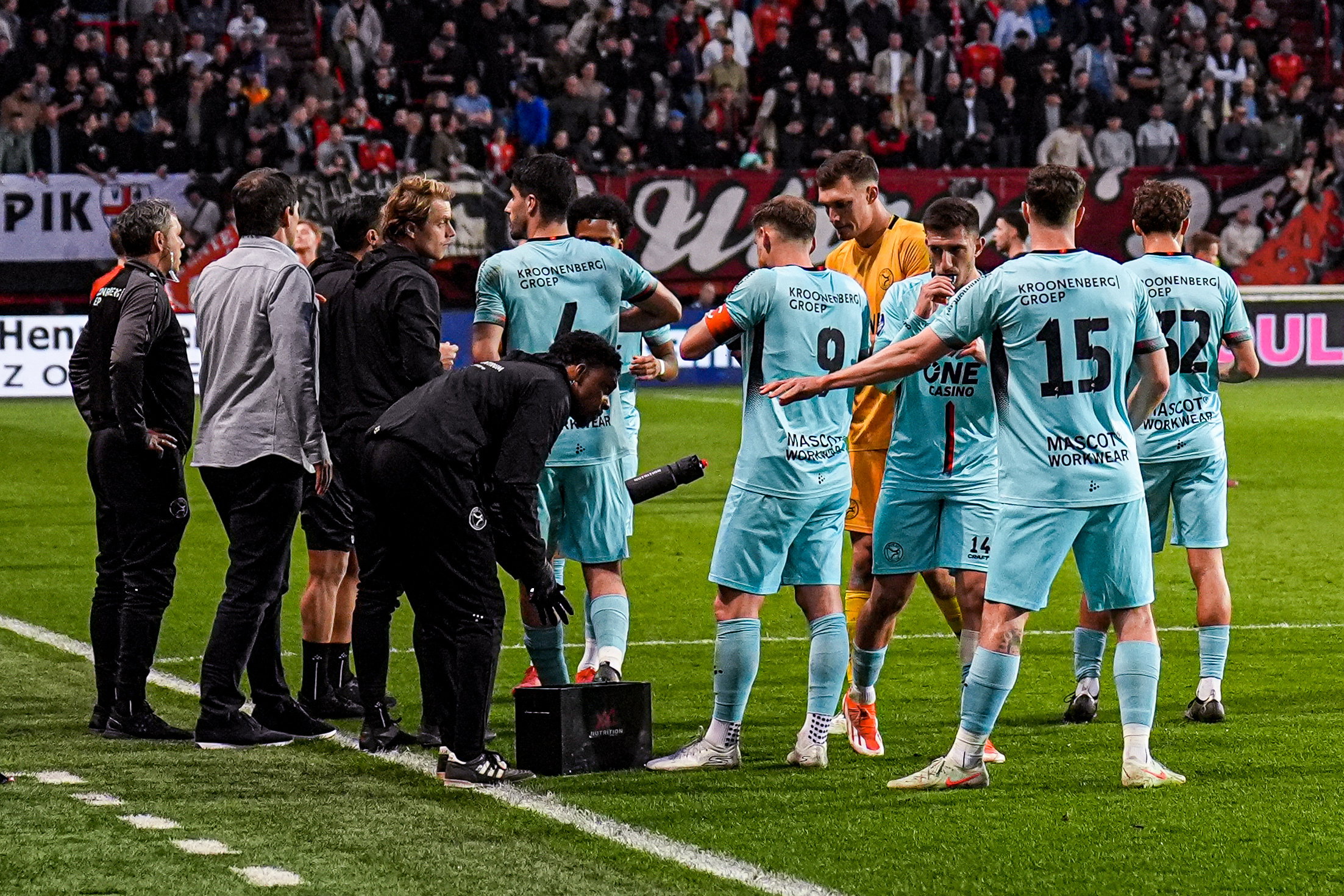 Een drinkpauze tijdens FC Twente - Almere City