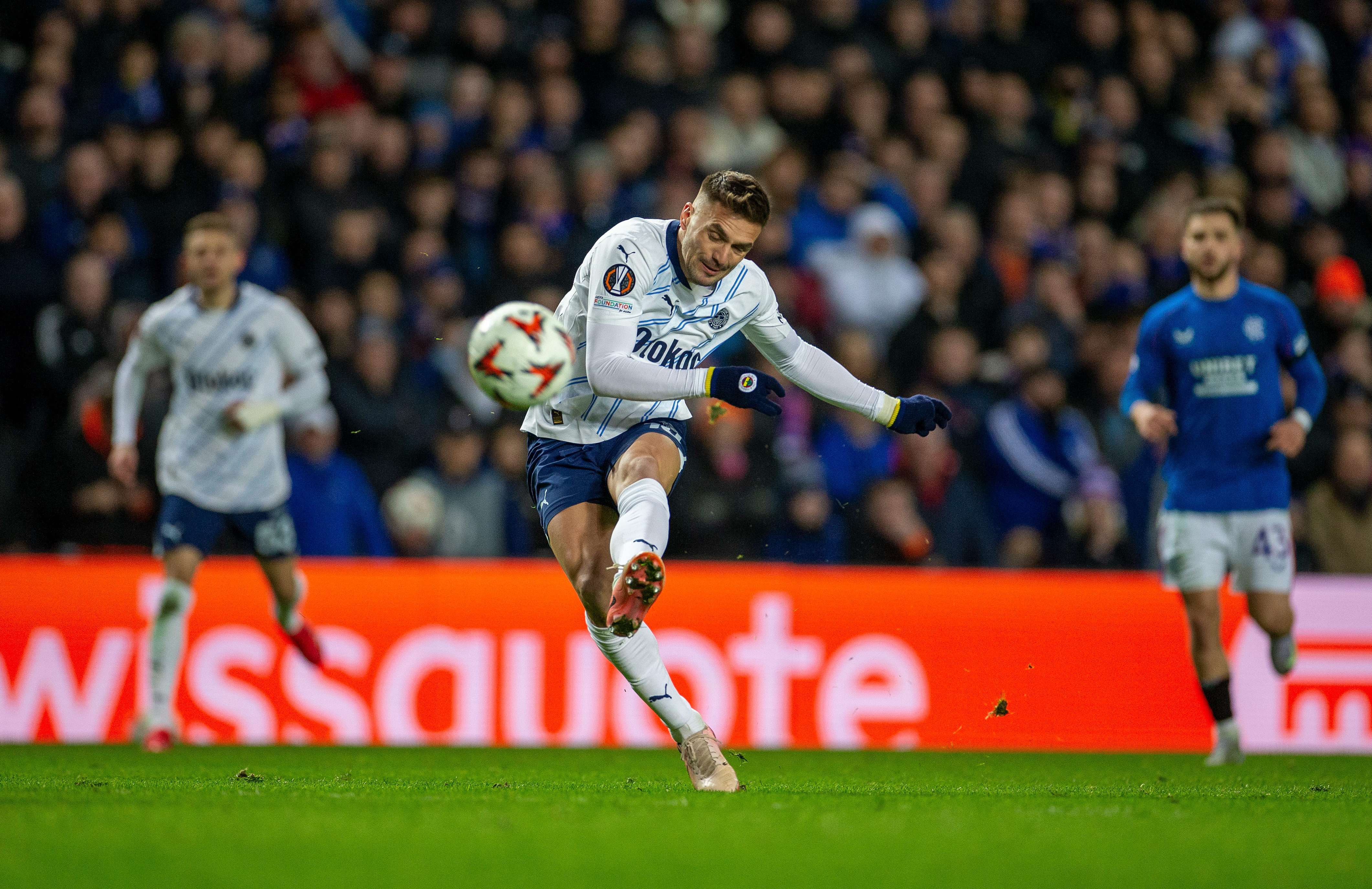 Dusan Tadic schiet op doel