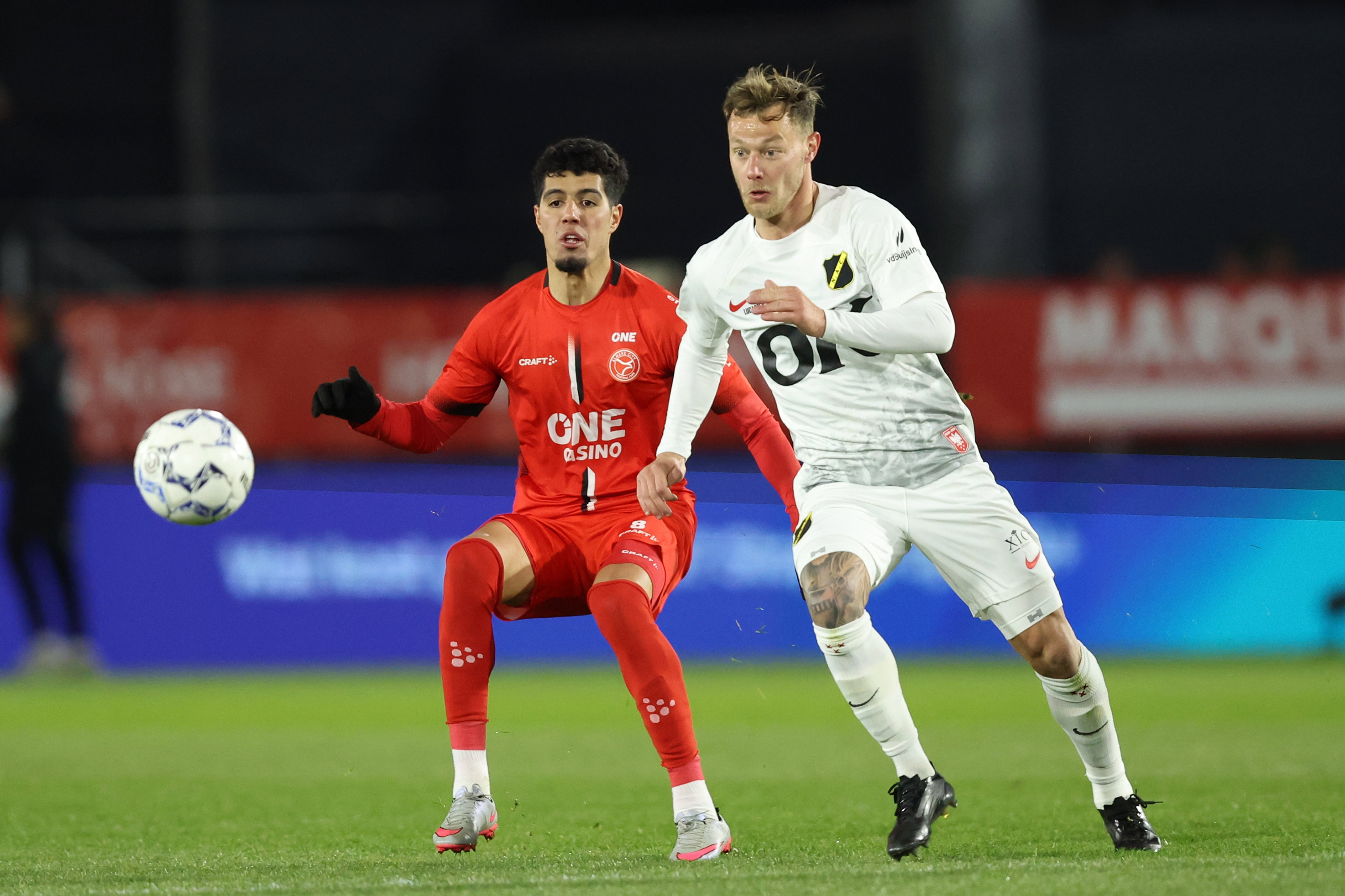 Een duel tijdens Almere City en NAC Breda