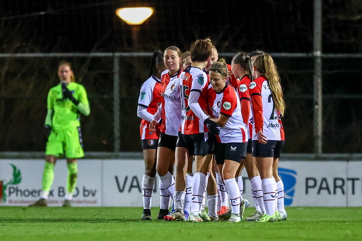 Feyenoord juicht na een goal tegen SC Heerenveen
