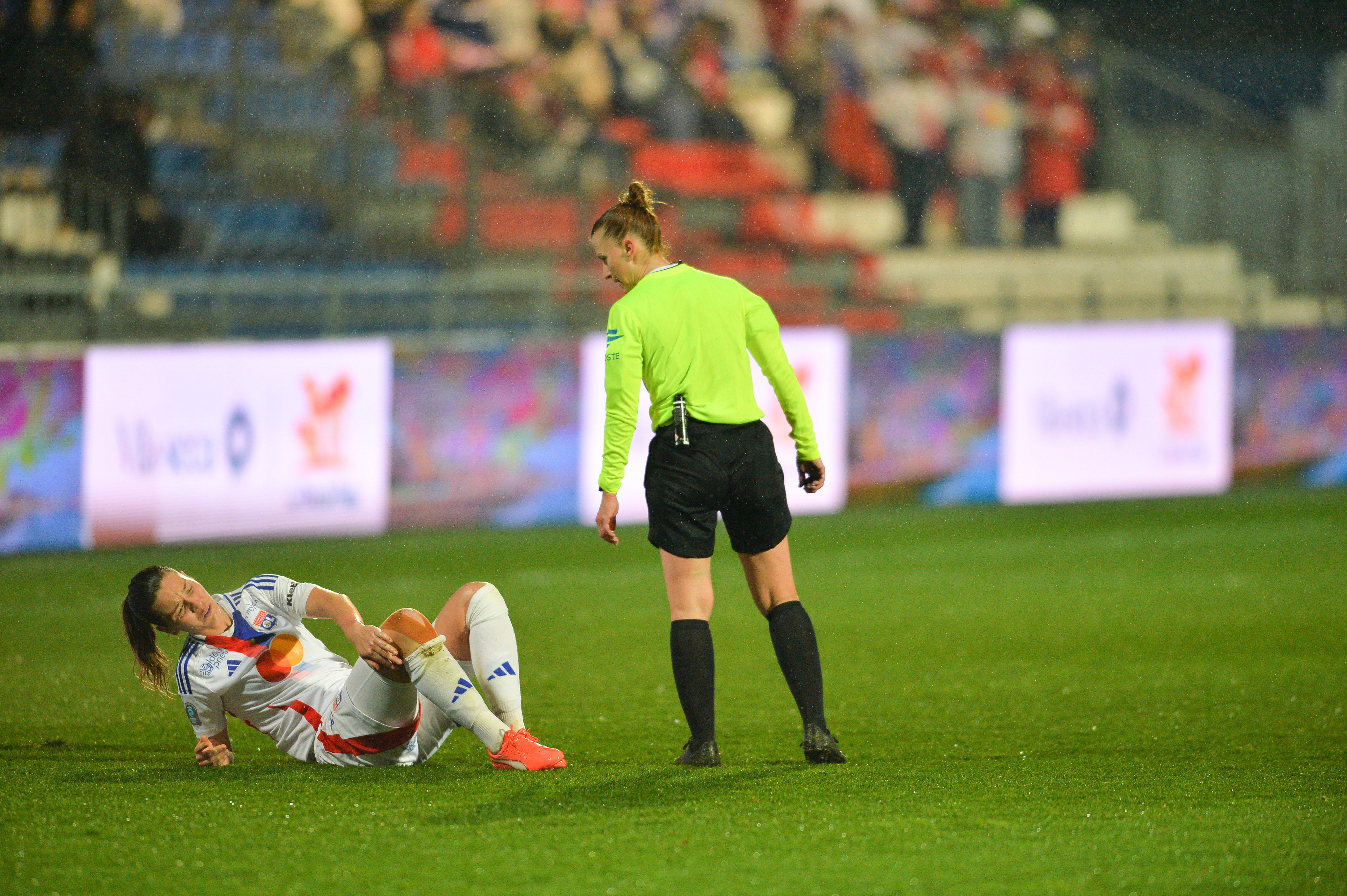 Damaris Egurrola zit op het gras