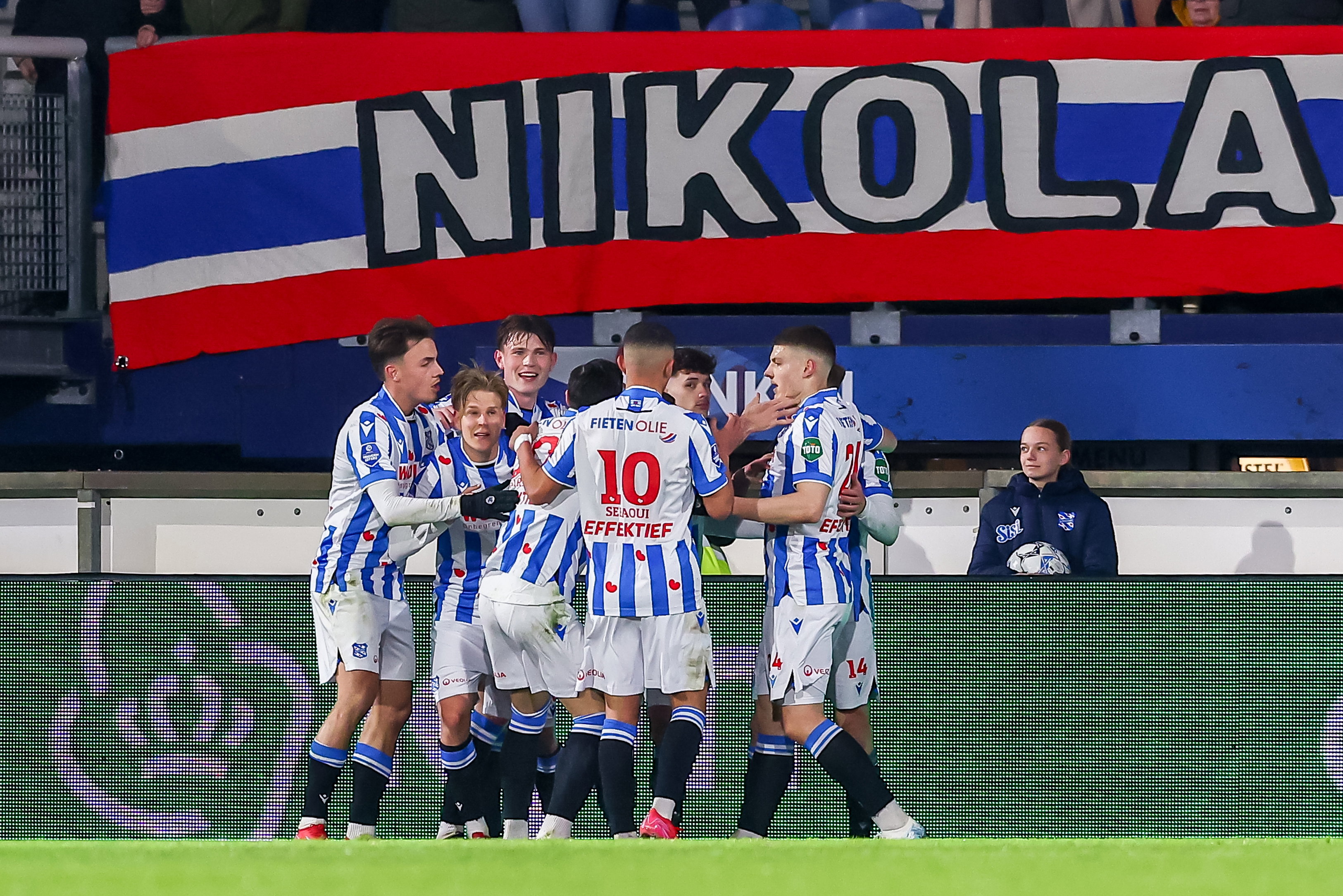 SC Heerenveen viert de treffer van Marcus Linday tegen Heracles Almelo