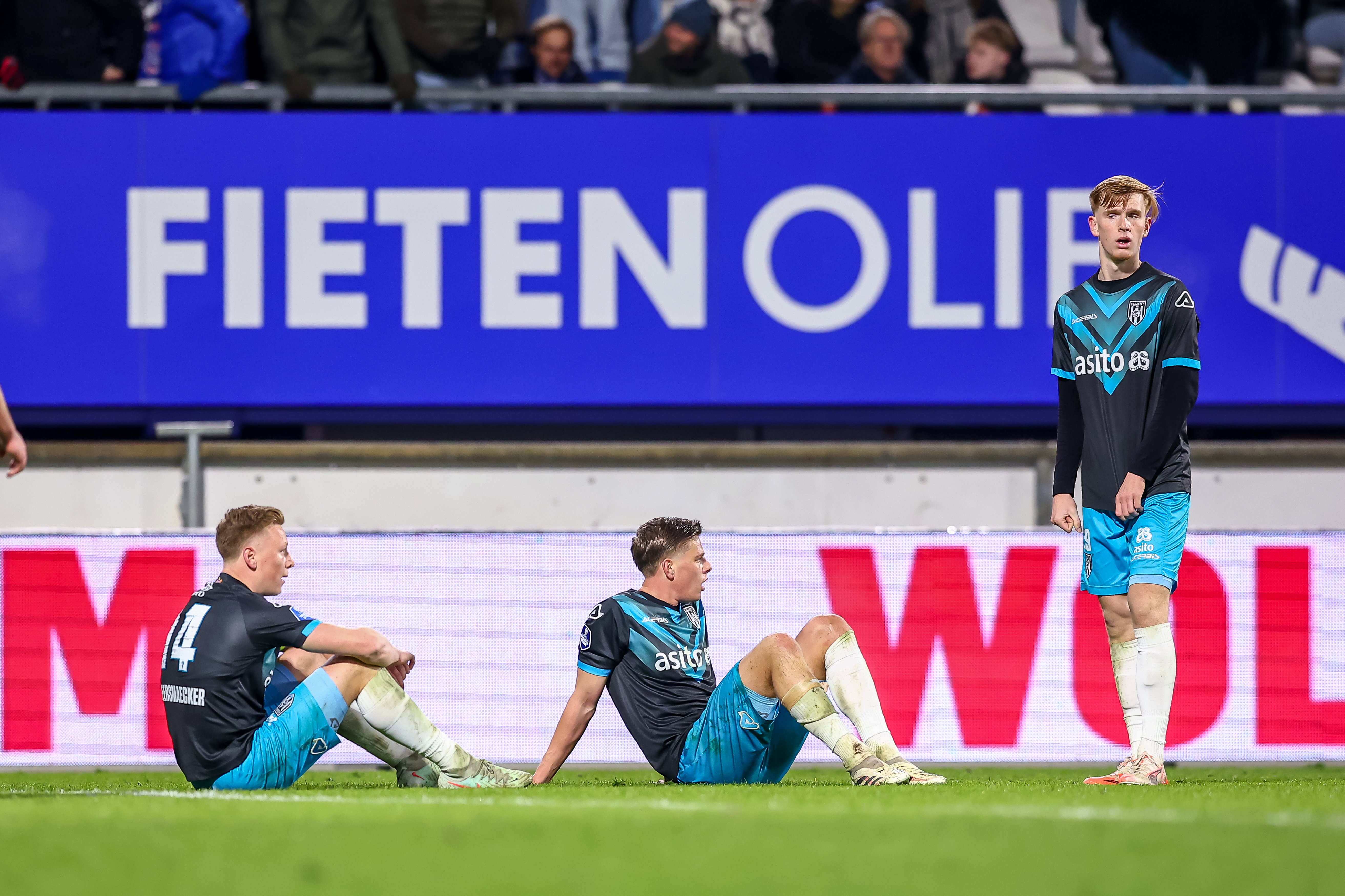 Mats Rots staat naast de balende Brian De Keersmaecker en Sem Scheperman