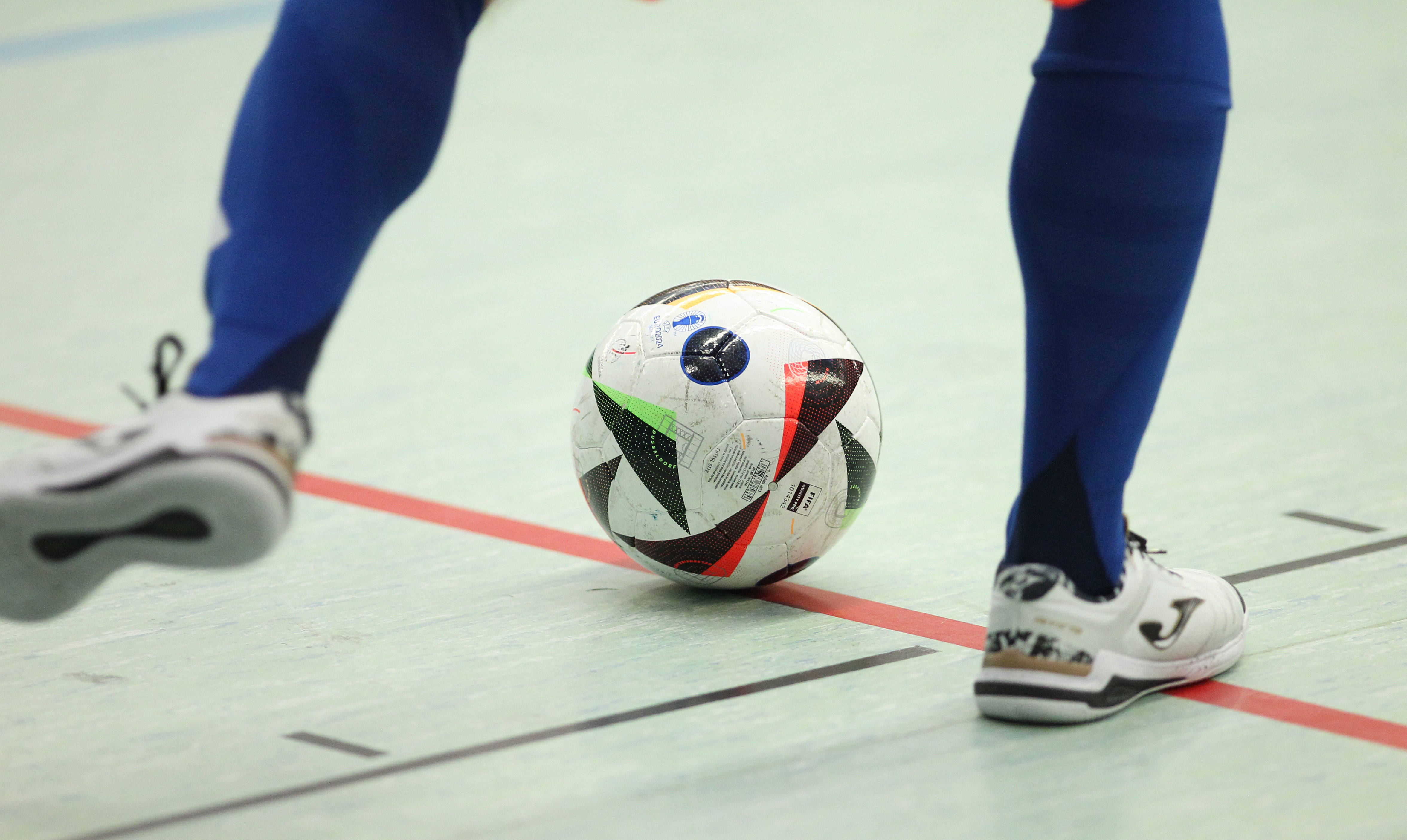 Een bal in het futsal