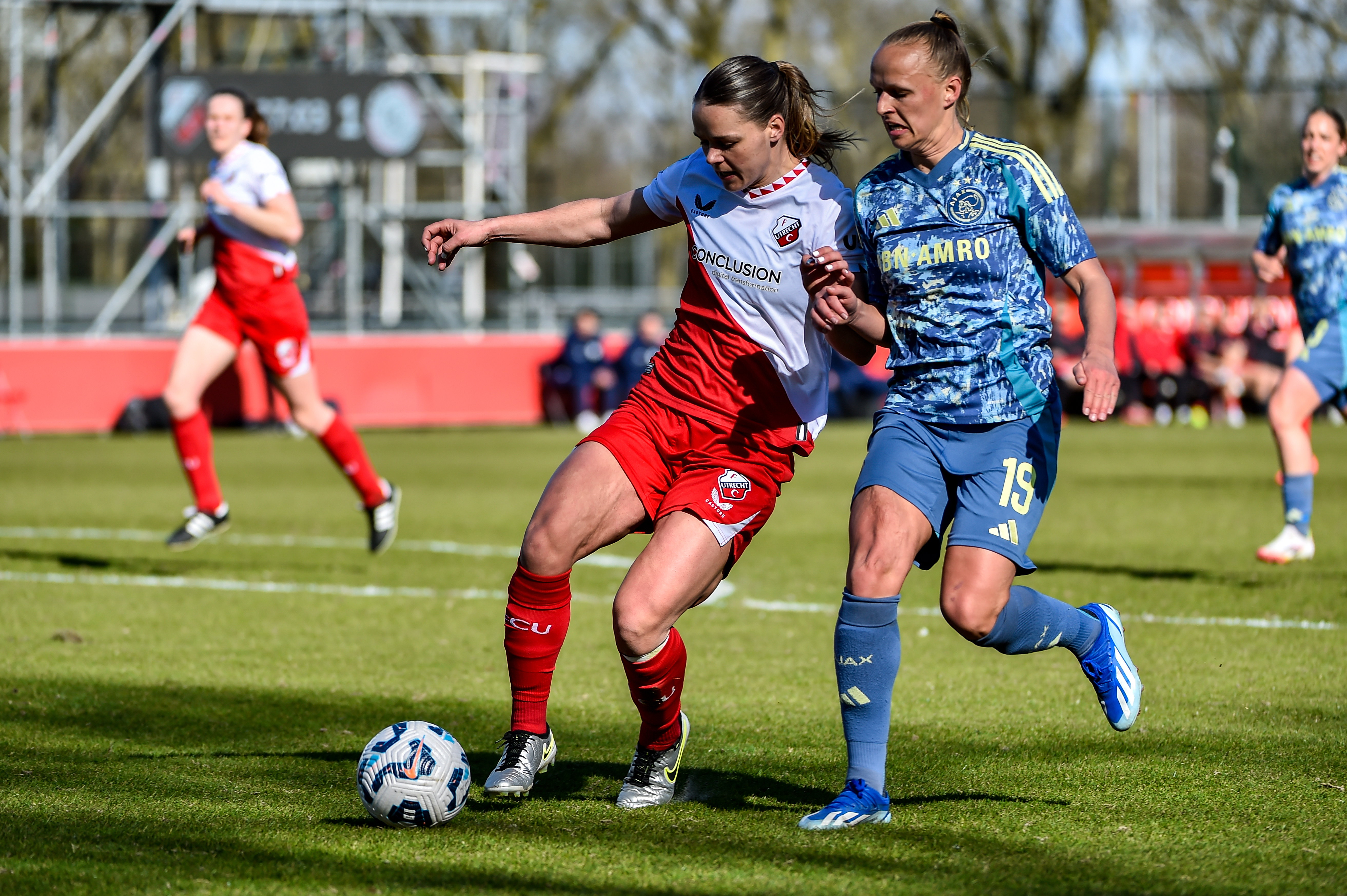 Een duel tussen FC Utrecht en Ajax
