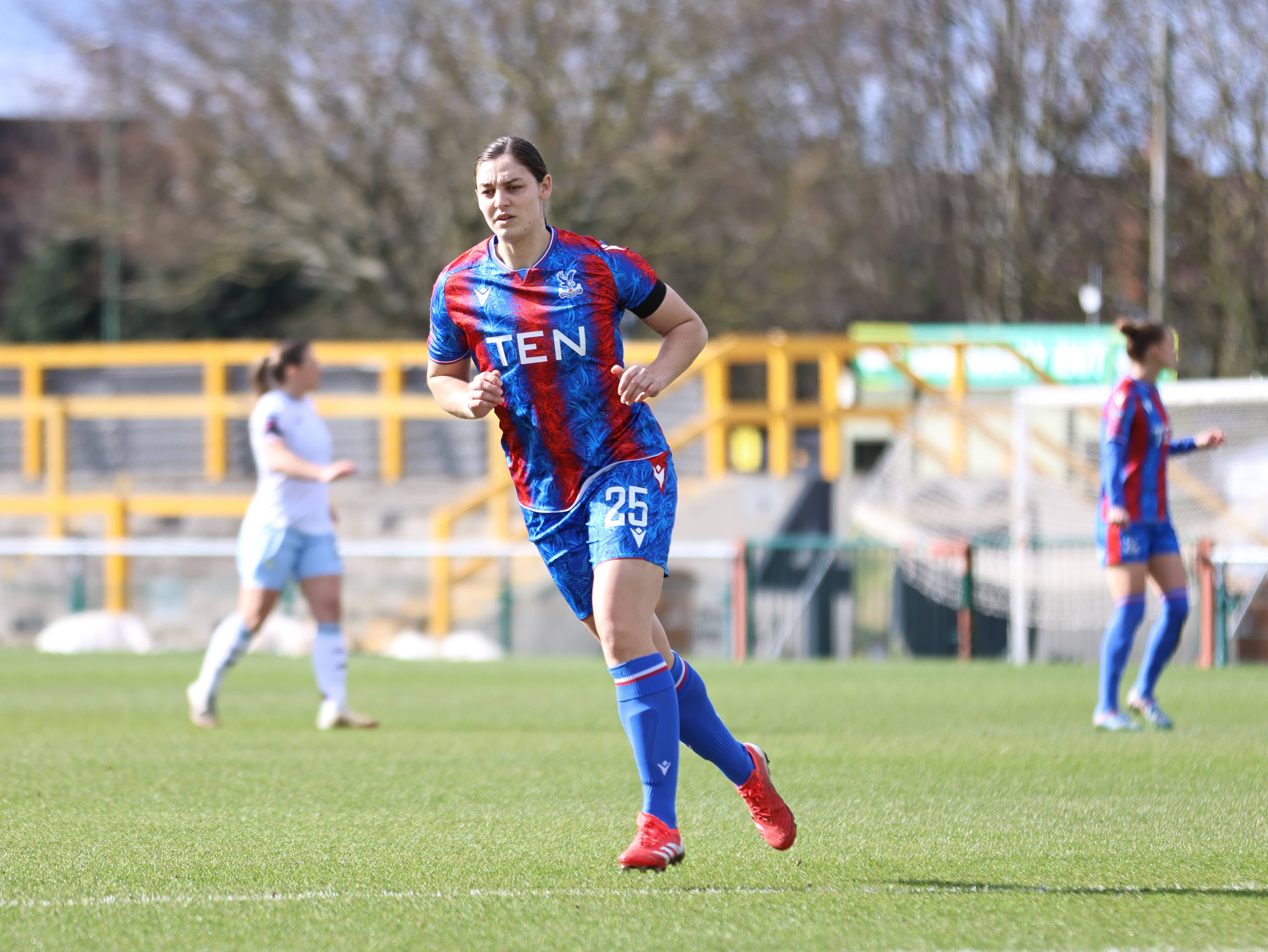 Aniek Nouwen in actie namens Crystal Palace