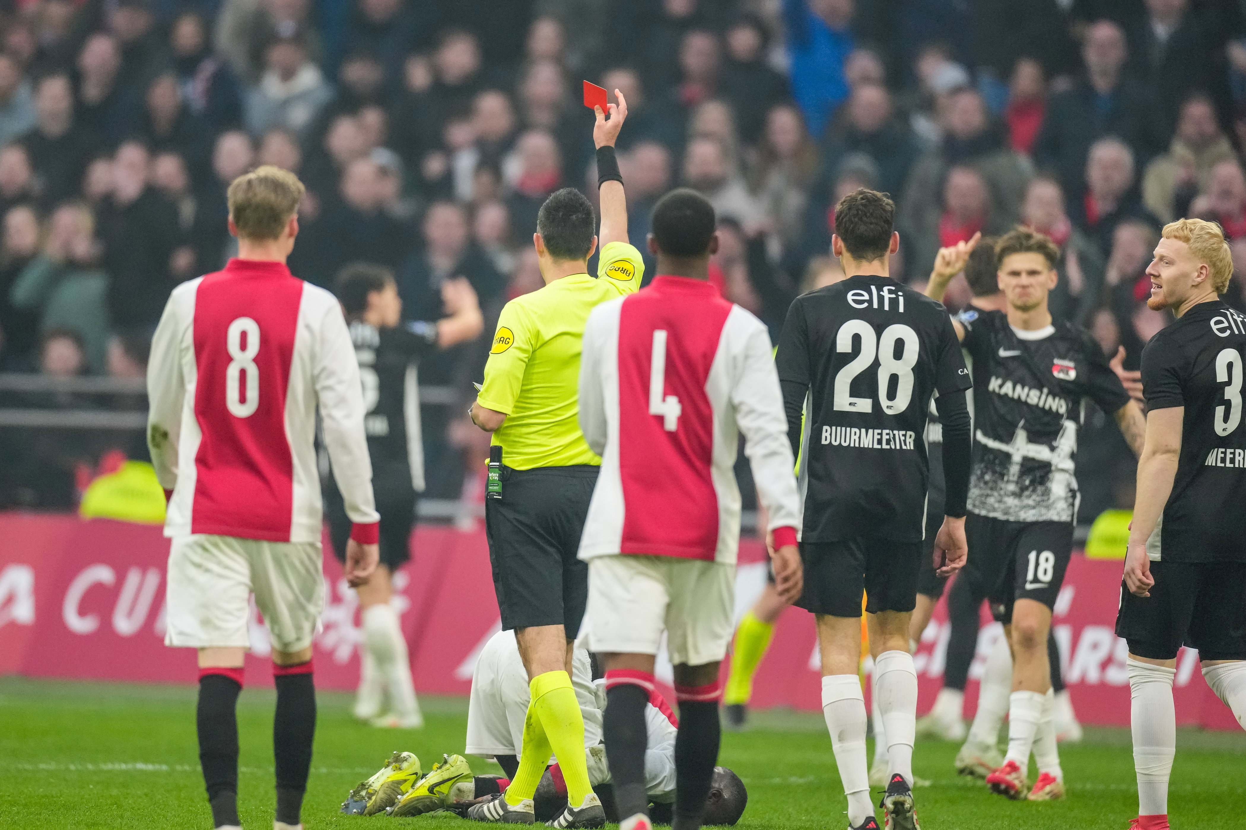 Dennis Higler geeft rood