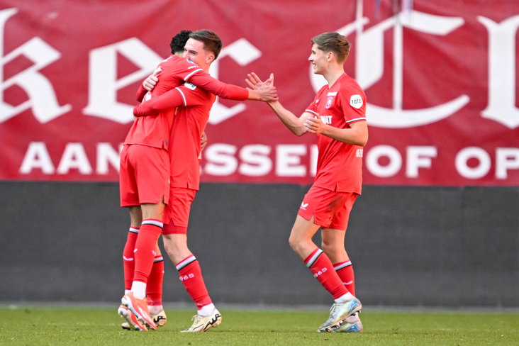 Younes Taha krijgt de felicitaties na zijn treffer tegen Osnabrück