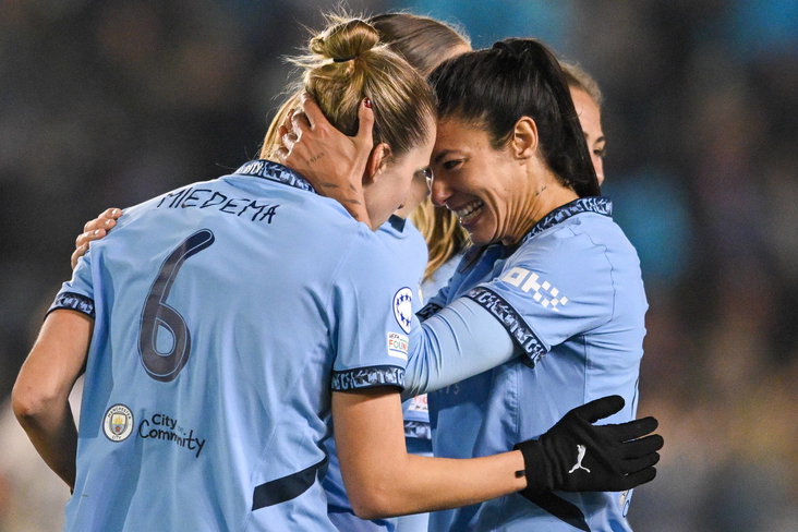 Vivianne Miedema wordt gefeliciteerd met haar doelpunt voor Manchester City