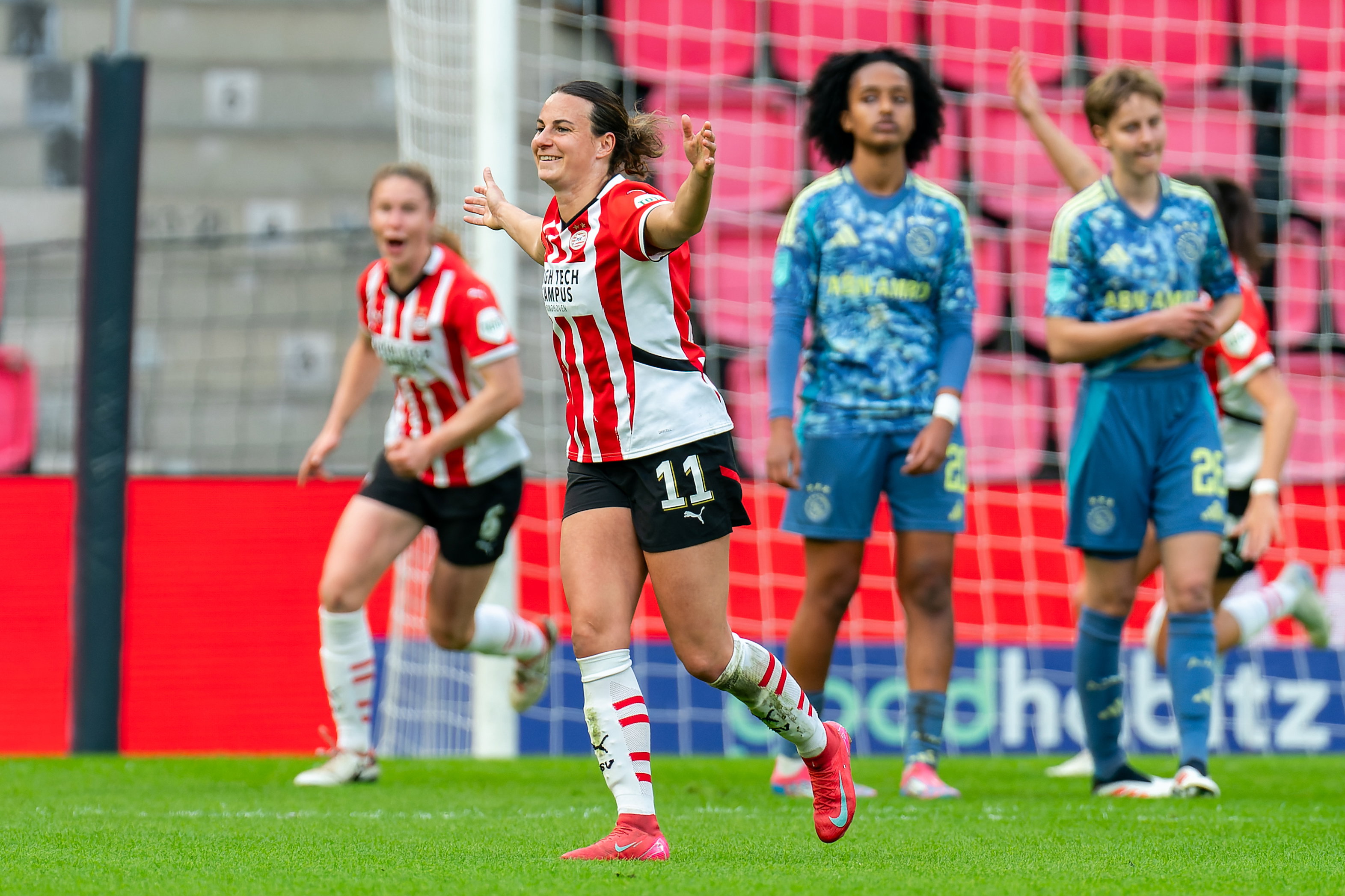 Renate Jansen (PSV) juicht na haar goal tegen Ajax