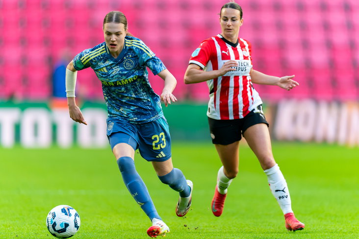 Lotte Keukelaar (Ajax) en Renate Jansen (PSV)