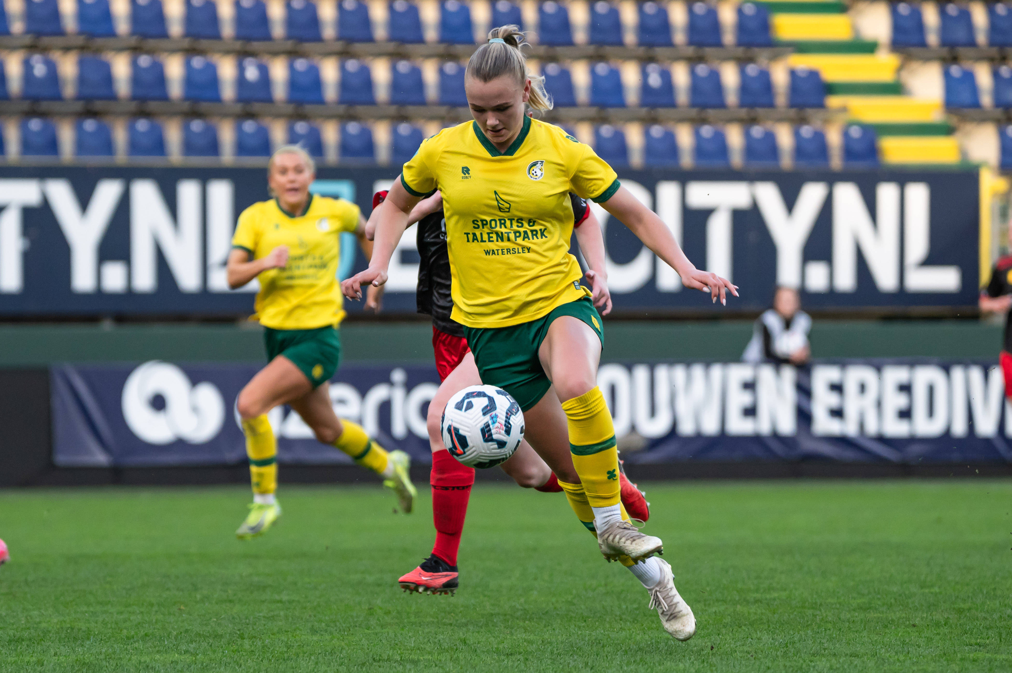 Isa Dekker