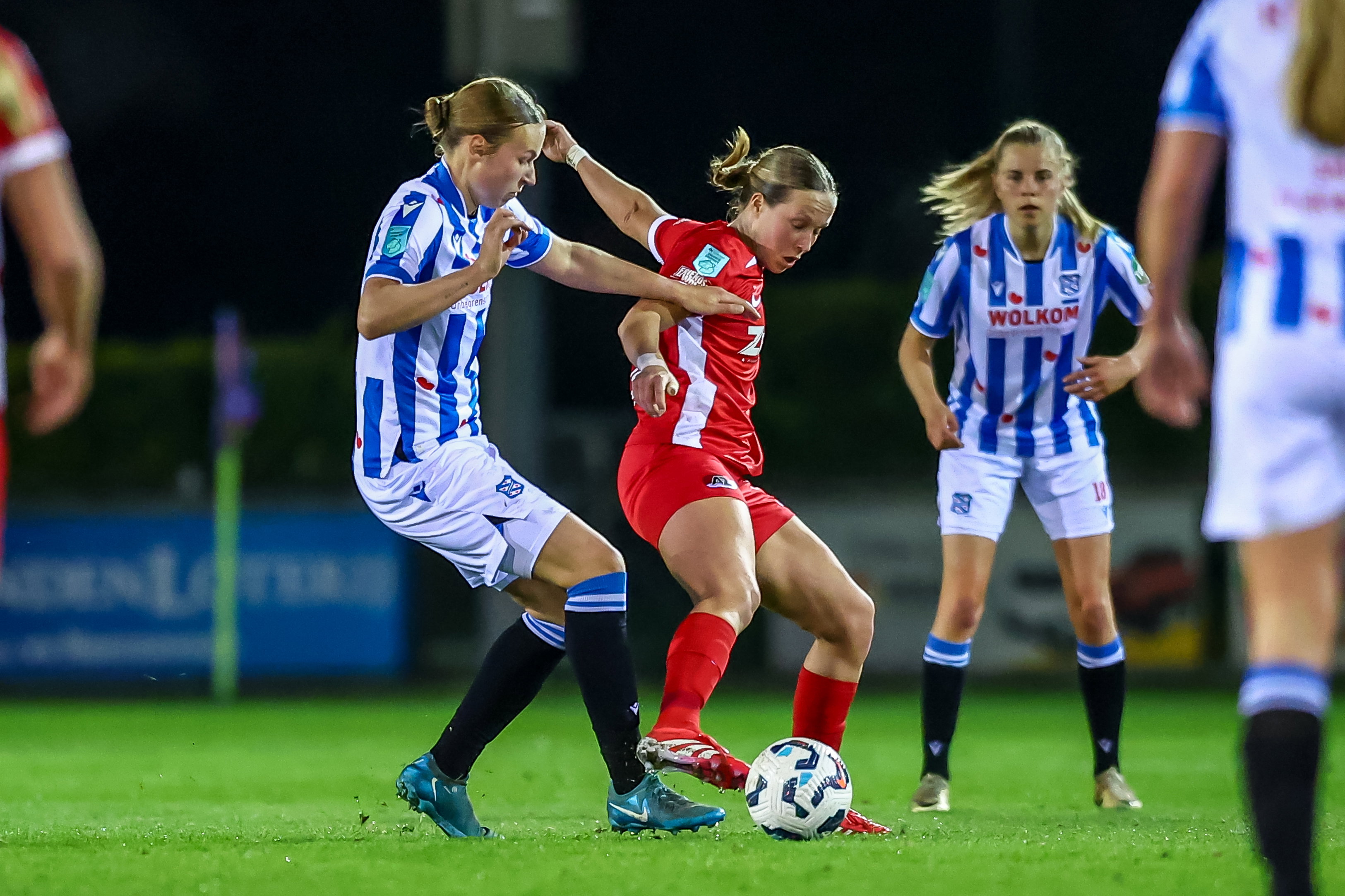 Manique de Vette (AZ) in duel met Evi Maatman (SC Heerenveen)