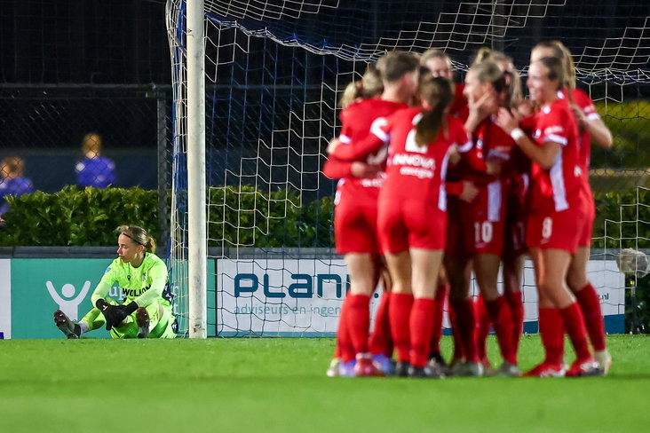 AZ juicht na een goal tegen SC Heerenveen