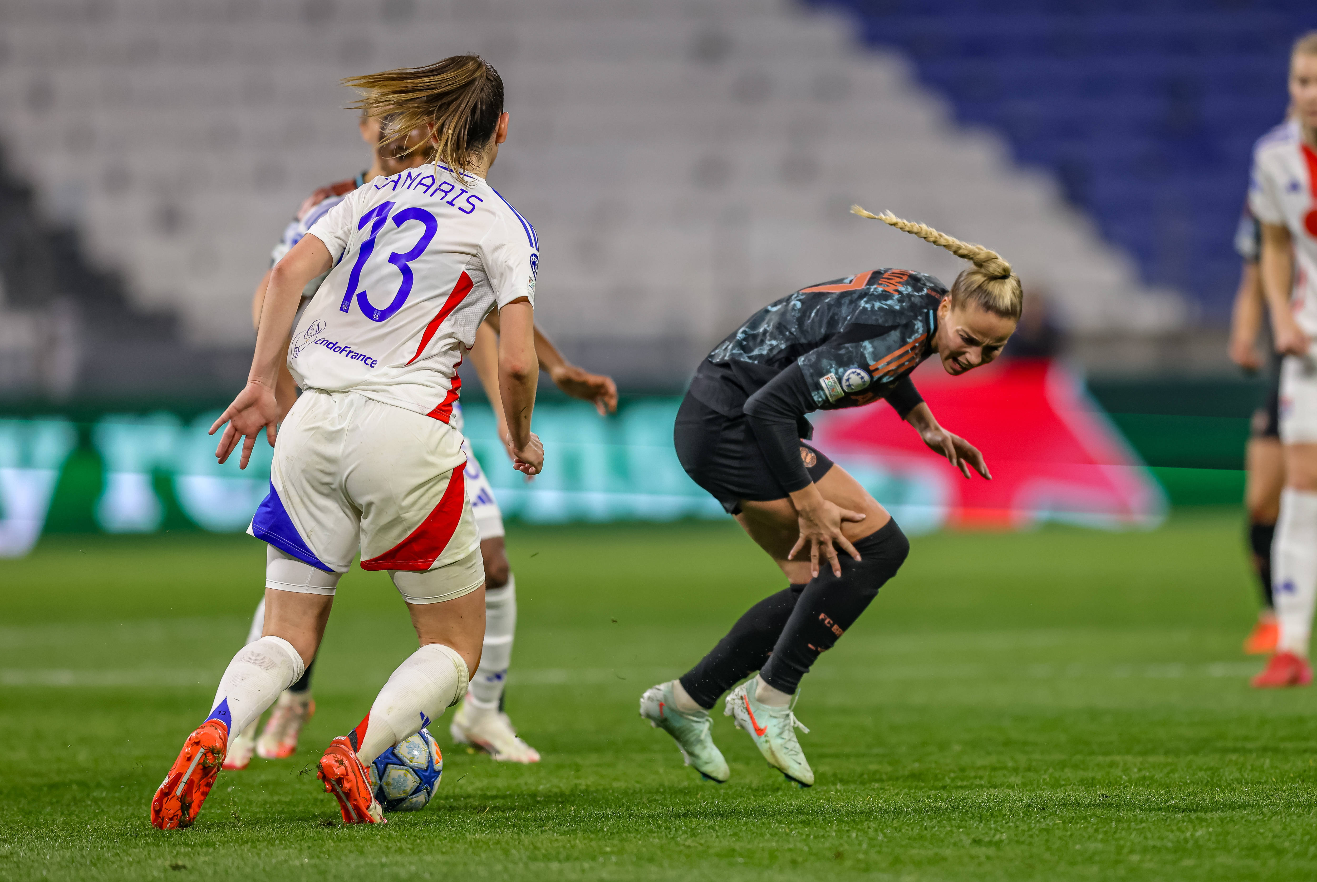 Damaris Egurrola (Olympique Lyon) in actie tegen Bayern München