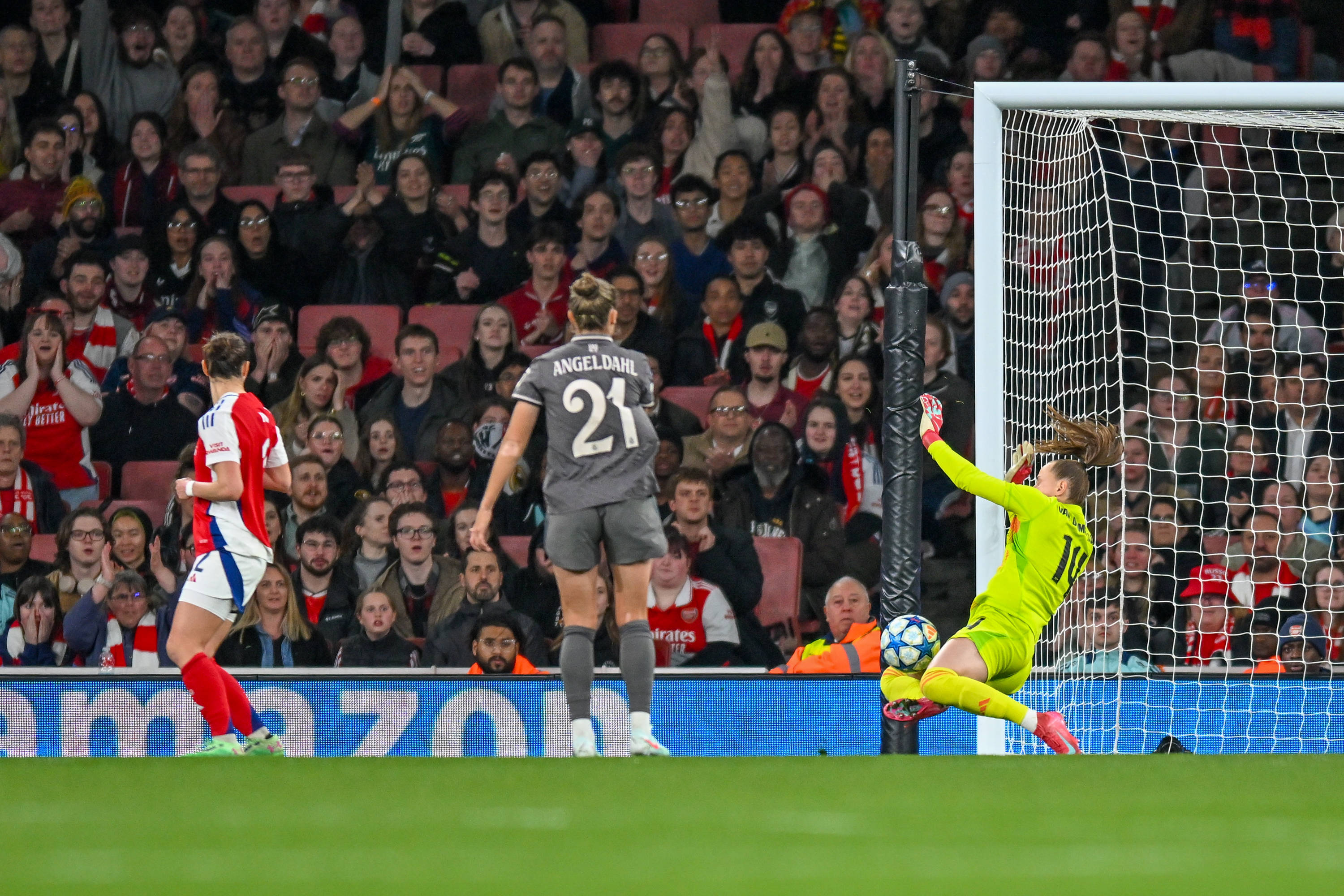 Daphne van Domselaar (Arsenal) brengt redding tegen Real Madrid