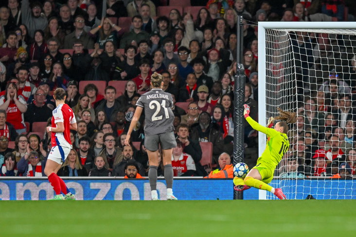 Daphne van Domselaar (Arsenal) brengt redding tegen Real Madrid