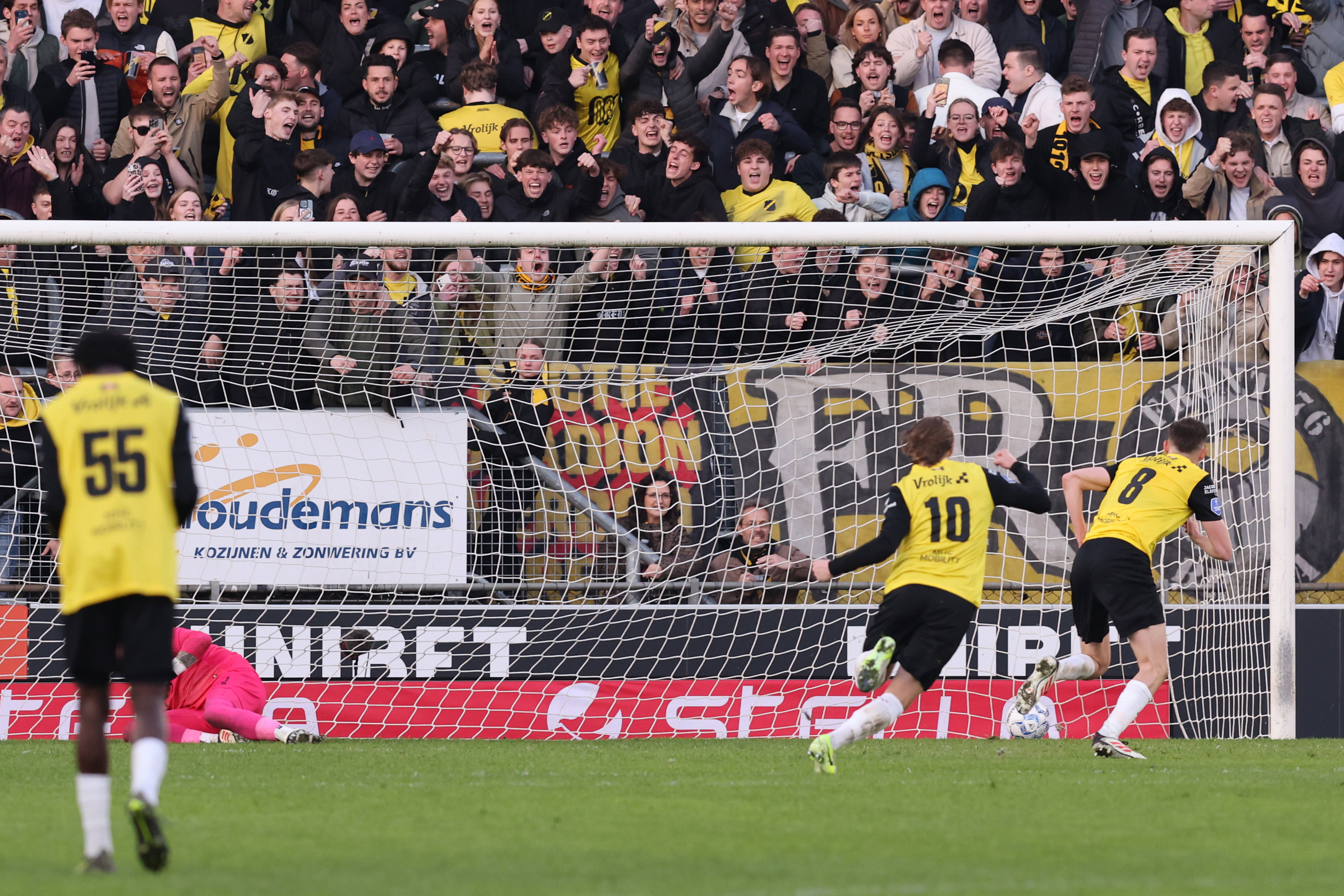 Clint Leemans schiet raak