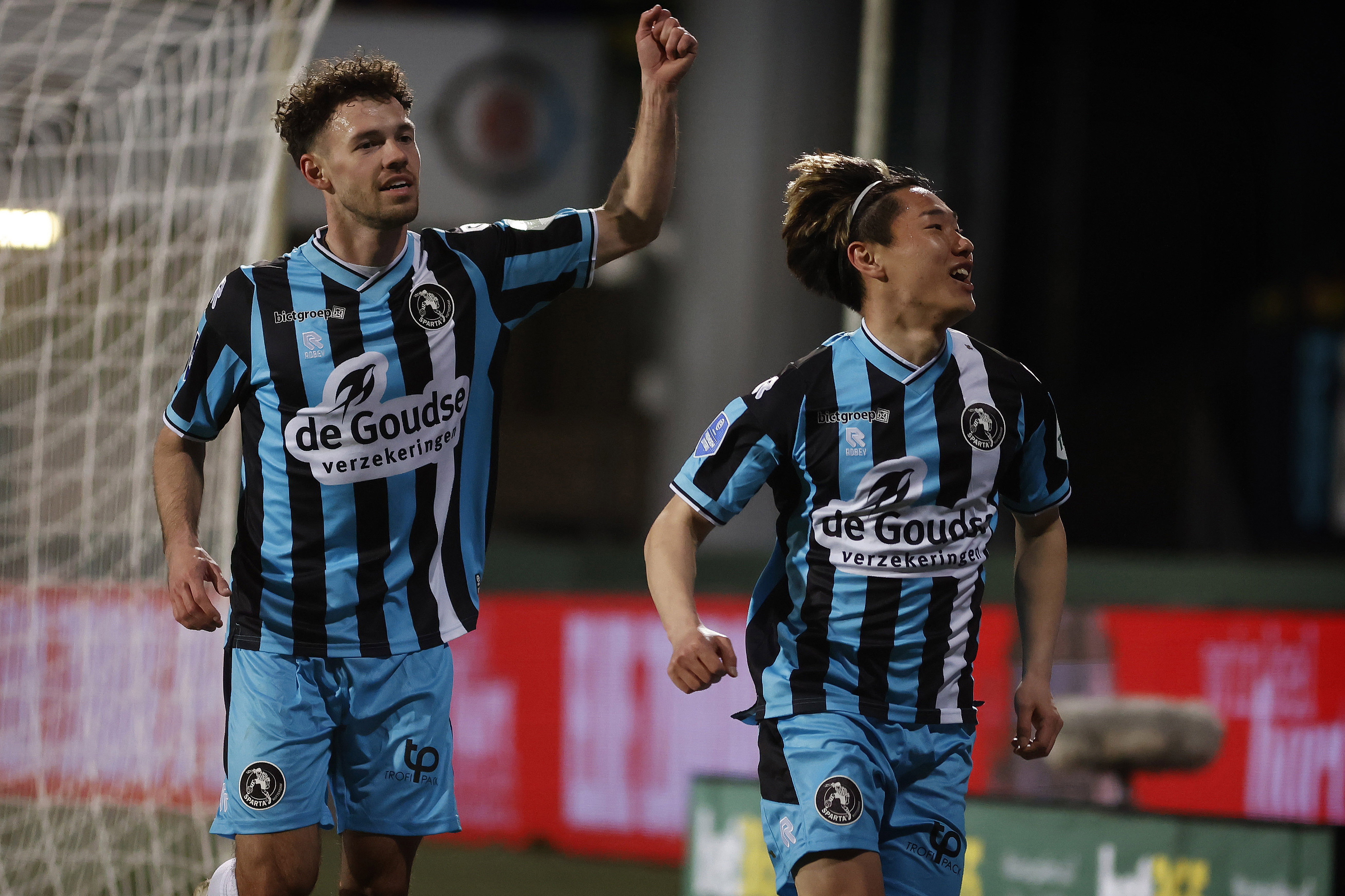 Mitchell van Bergen juicht na een treffer van Shunsuke Mito
