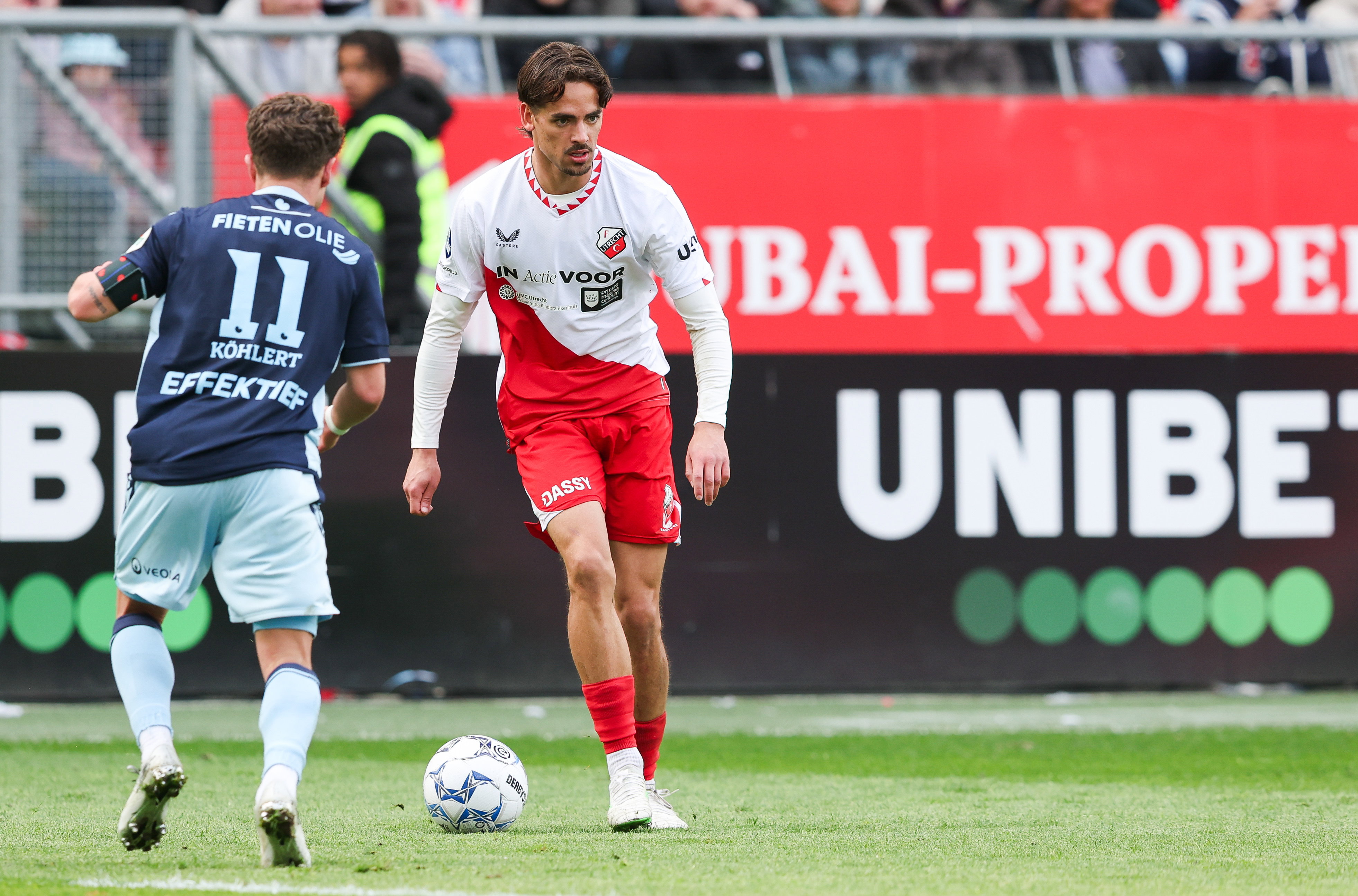 Siebe Horemans aan de bal tegen SC Heerenveen