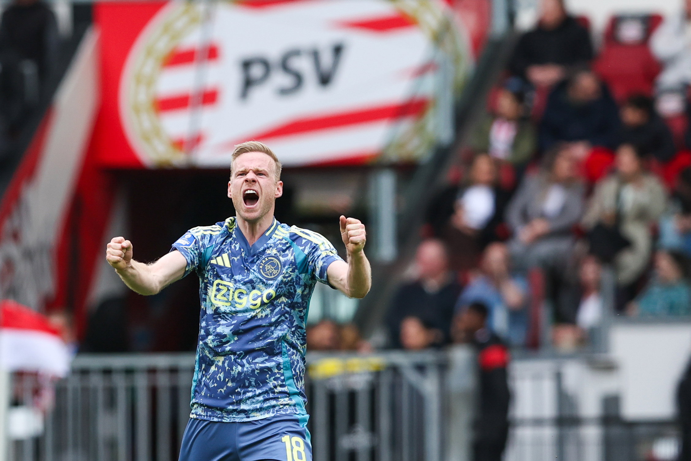 Davy Klaassen juicht na de 1-0 tegen PSV