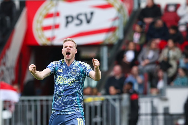 Davy Klaassen juicht na de 1-0 tegen PSV
