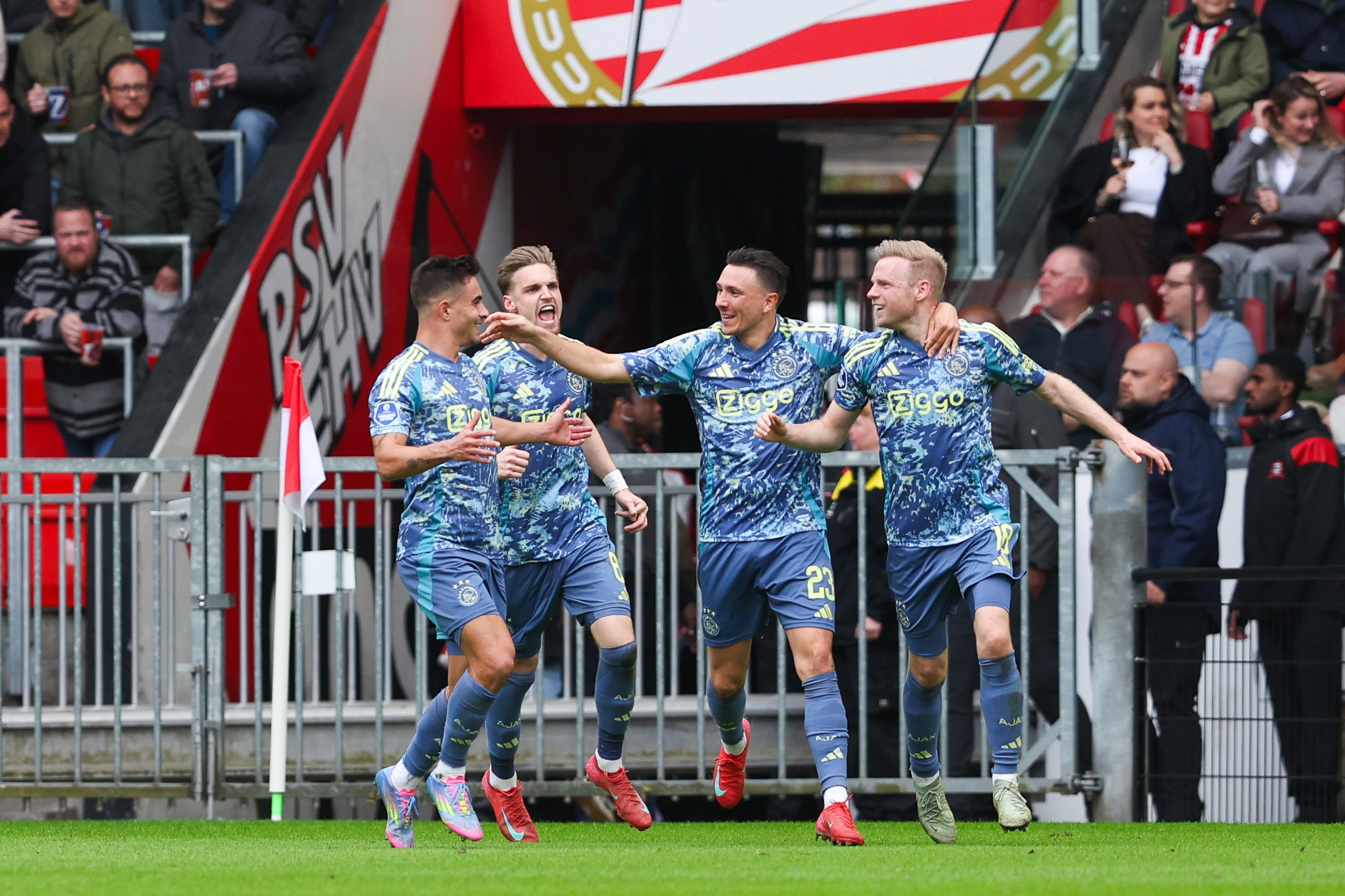 Ajax viert doelpunt in Eindhoven