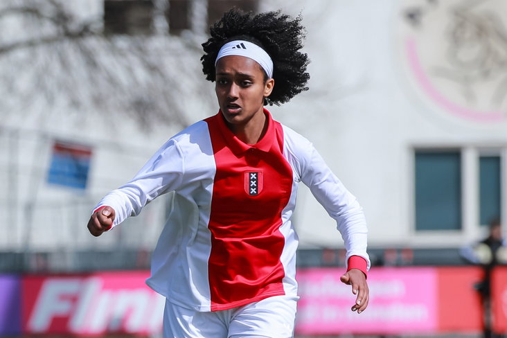 Lily Yohannes bij Ajax