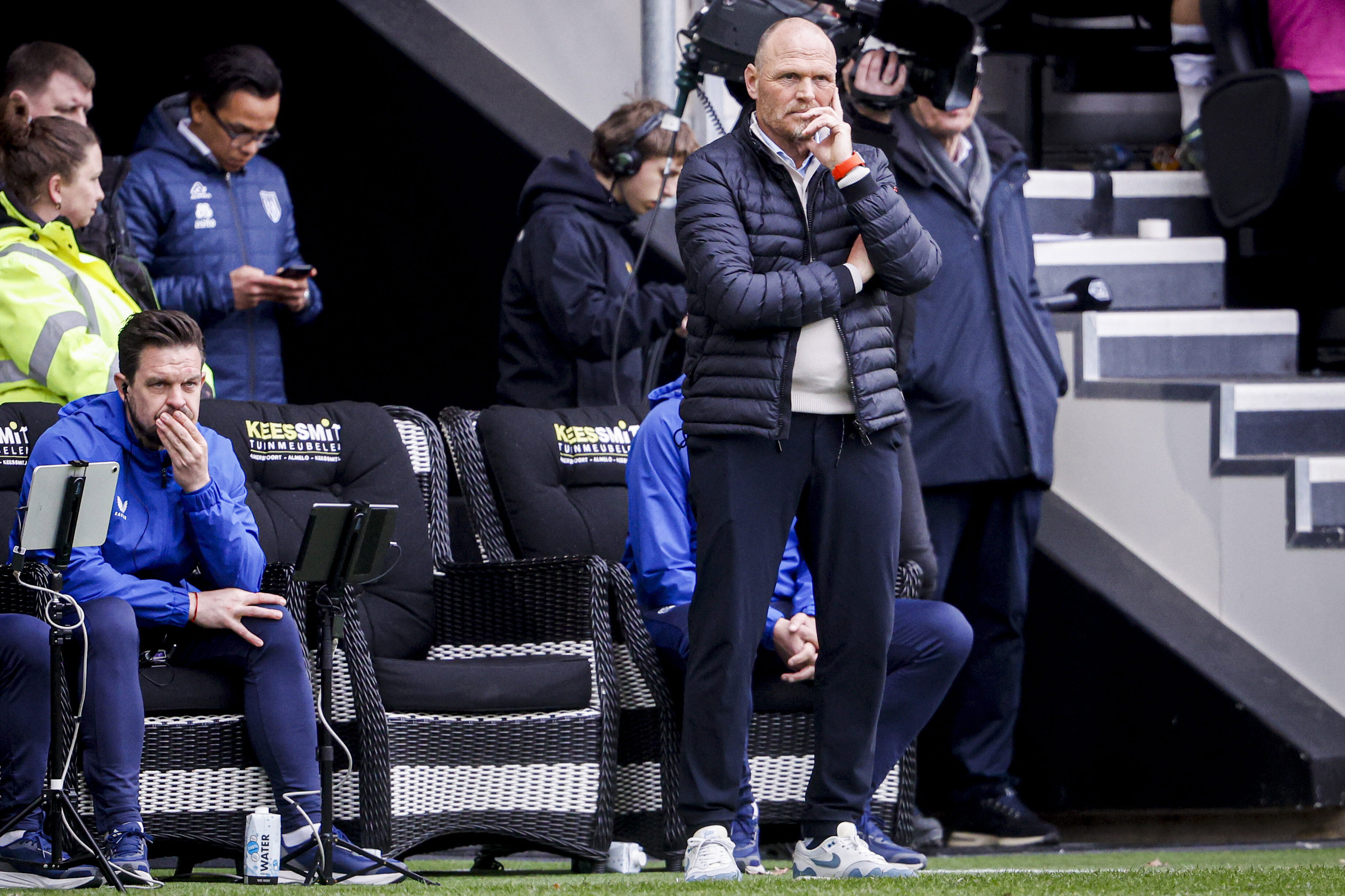 Joseph Oosting peinst langs het veld