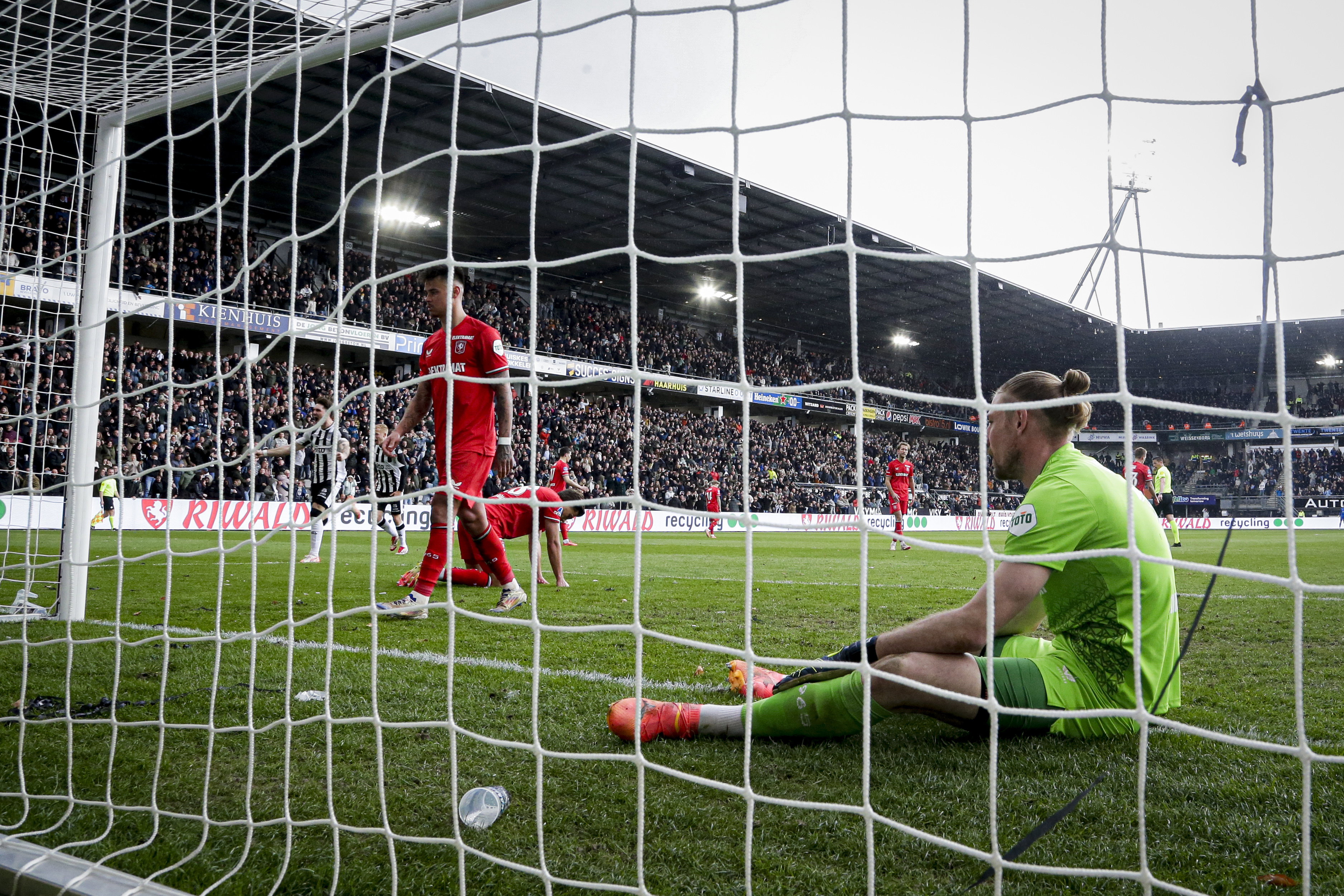 Lars Unnerstall treurt na de tweede tegentreffer tegen Heracles Almelo