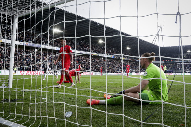 Lars Unnerstall treurt na de tweede tegentreffer tegen Heracles Almelo